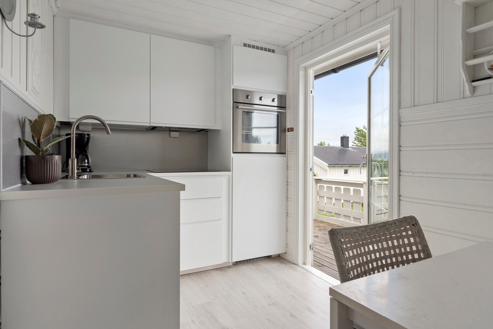 Fra kjøkkenet er det utgang til sørvendt terrasse med fin sjøutsikt! Galleribilde