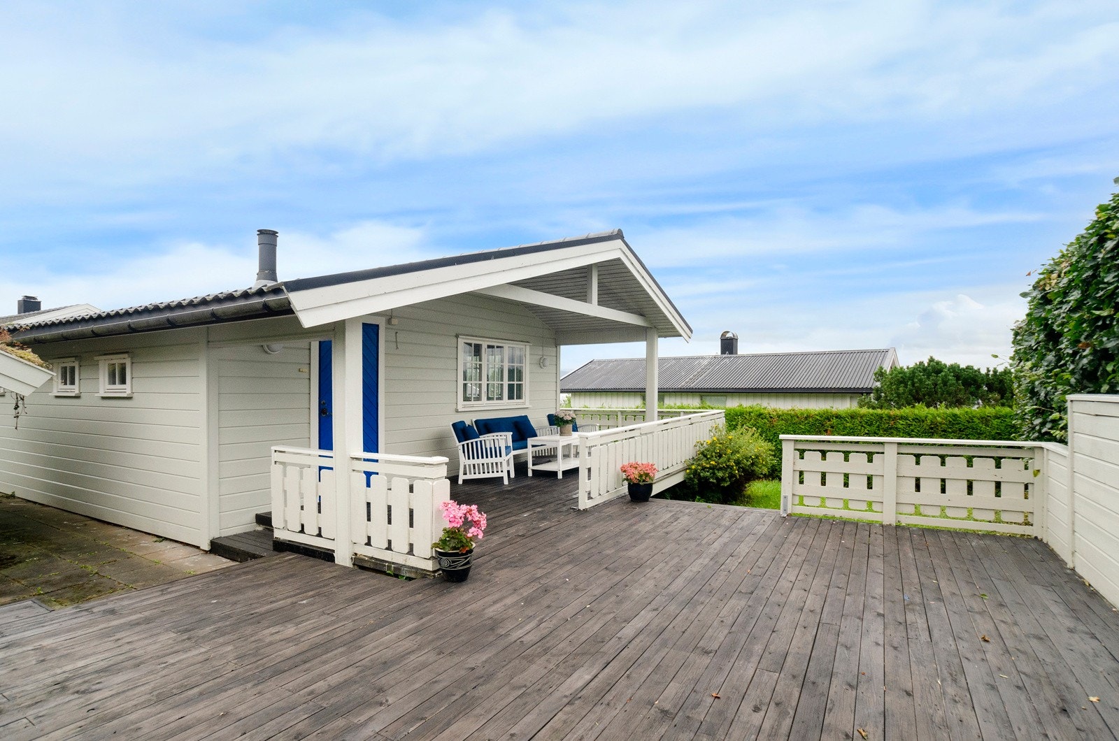 Rundt hytta er det stor terrasse med gode solforhold. Galleribilde