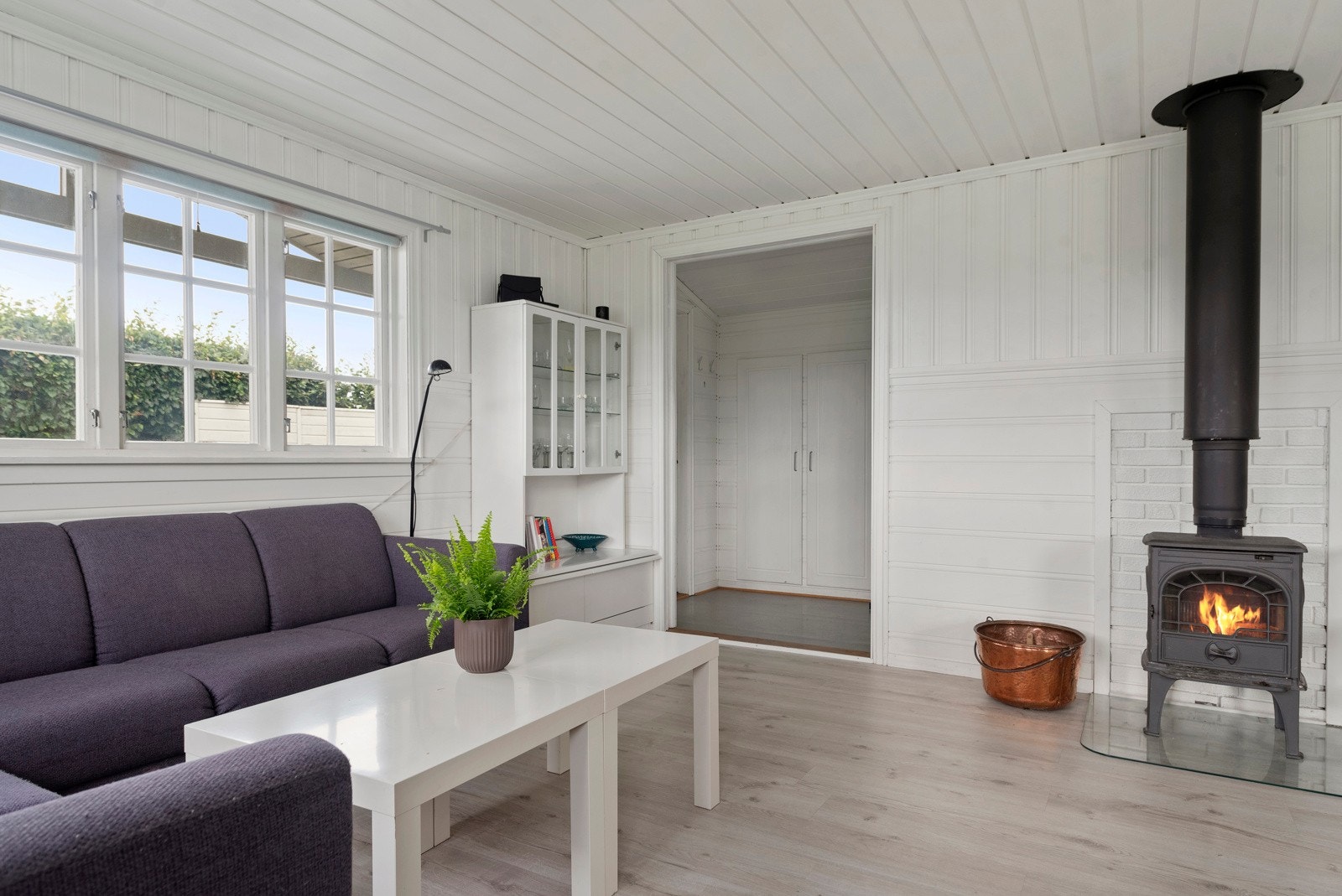 Lys og trivelig stue med vedovn. Galleribilde