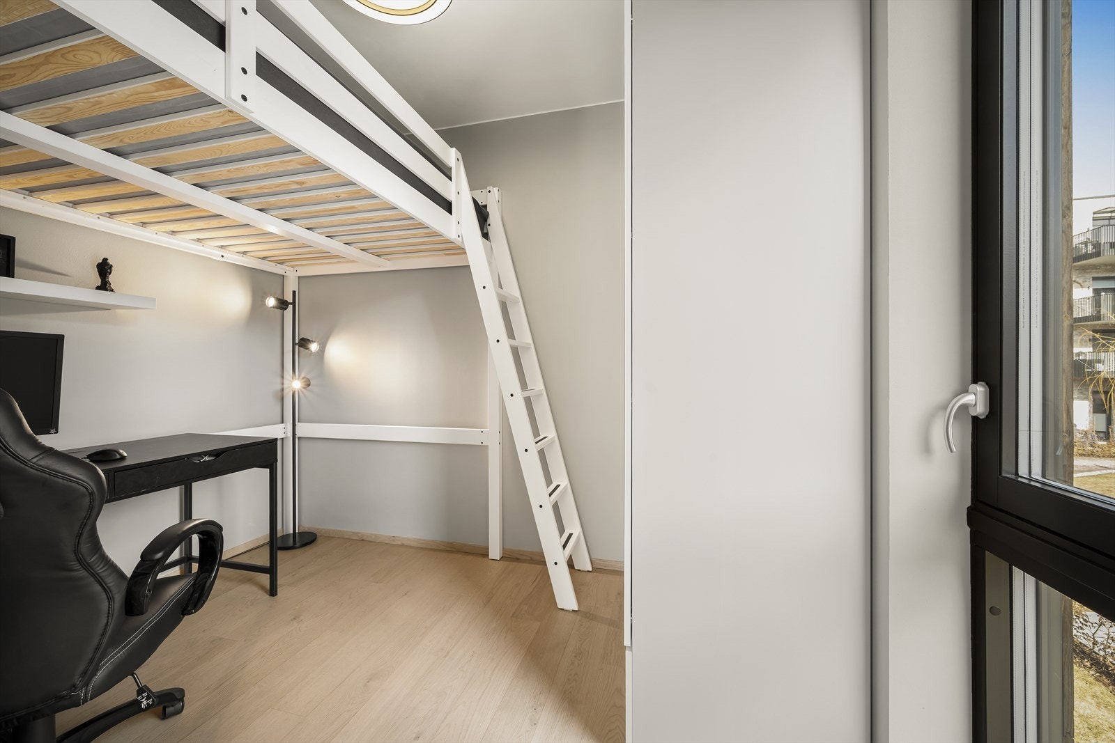 Soverom 2 kan fungerer som et praktisk kontor eller barnerom, lyse gjennomgående farger! Galleribilde