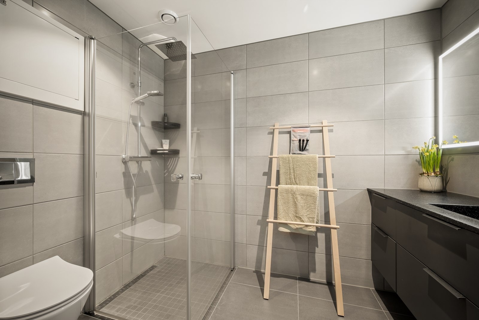 Pent baderom, store fliser med varmekabler på gulv og veggehengt toalett! Galleribilde