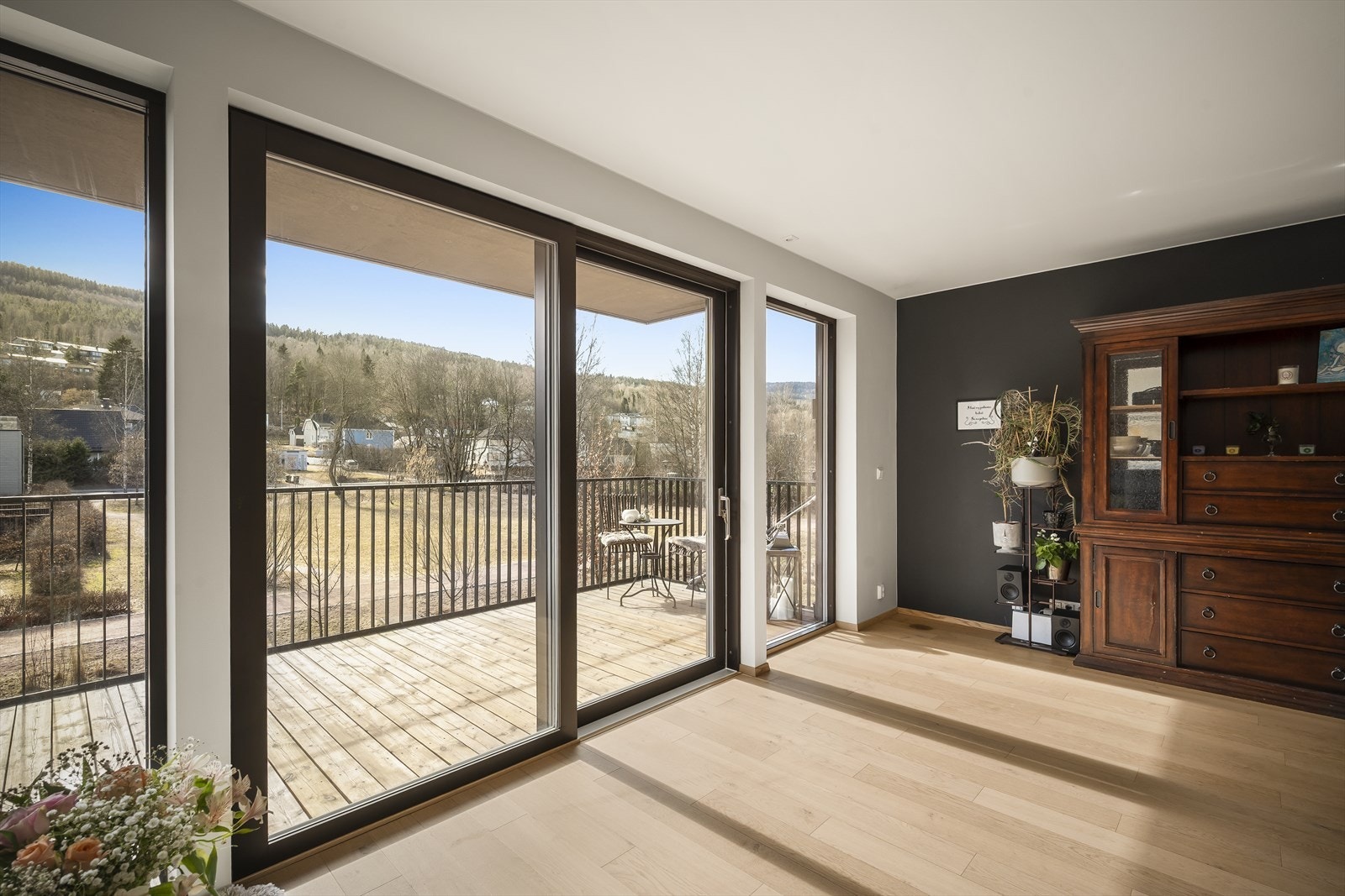 Fra stuen er det direkte utgang til boligens balkong gjennom en stor terrassedør som er med på utvide oppholdsrommet! Galleribilde
