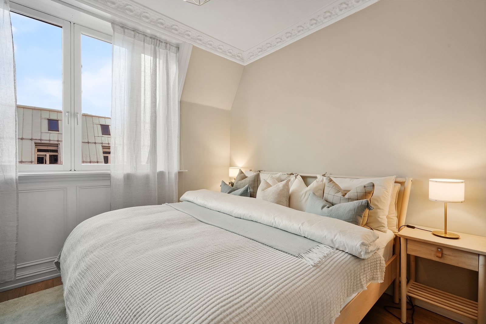 Boligen har to gode soverom som ligger usjenert til. Her hovedsoverom. Galleribilde