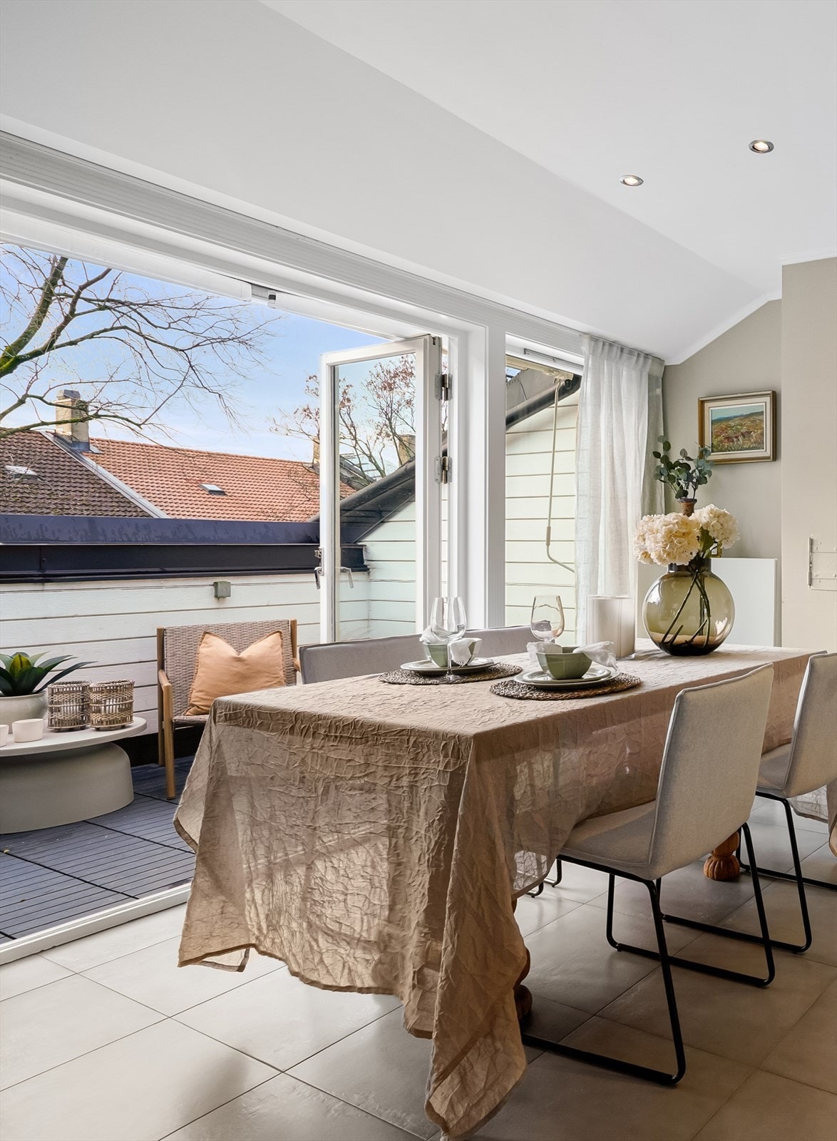 Varme i gulv og dimbare downlights i himling. Galleribilde