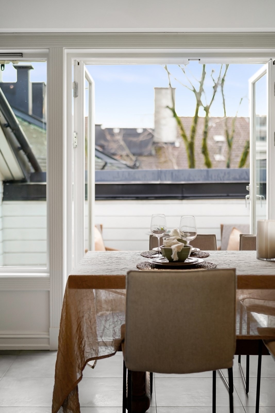 Boligen er gjennomgående og oppleves svært lys og usjenert -himmelen rett inn. Galleribilde