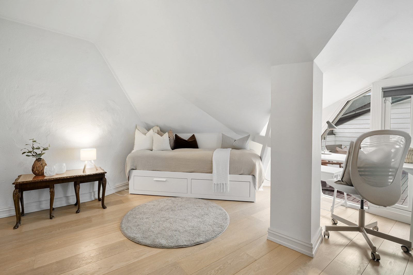 Soverom 2. med plass til seng, skrivebord og garderobe. Galleribilde