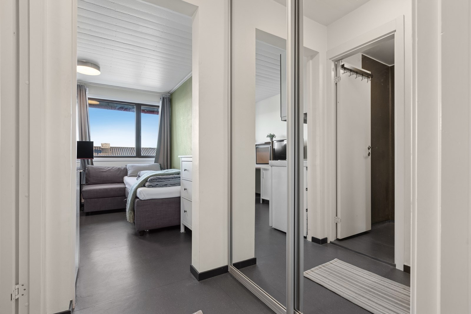 I entréen er det en skyvedørs garderobe med speil fronter. Galleribilde