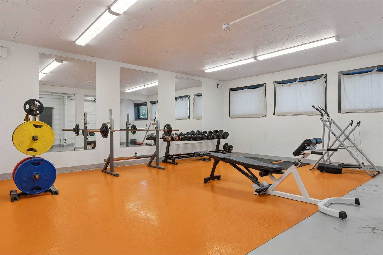 I kjelleren er det et gratis treningsrom for alle beboerene. Galleribilde