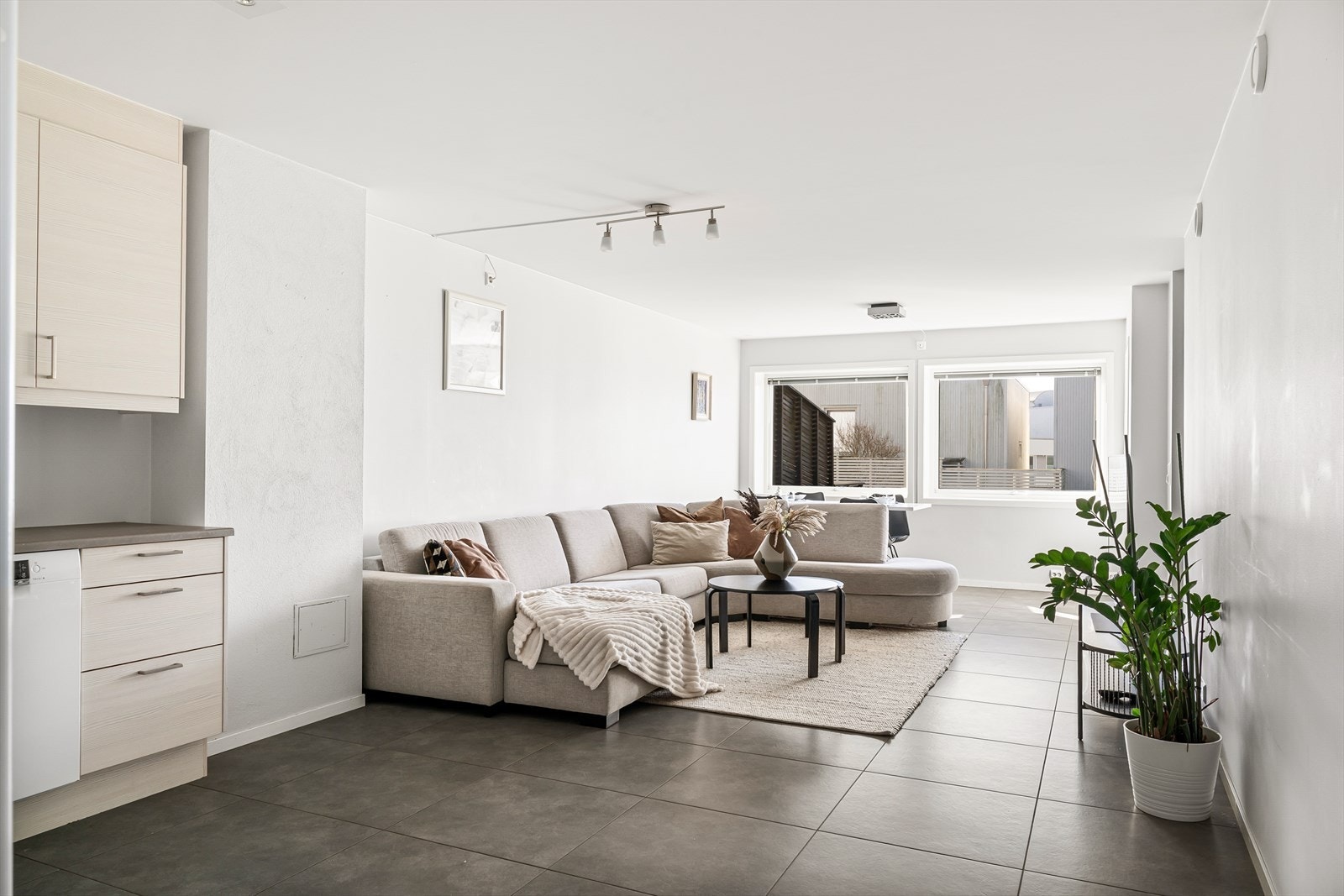 Flislagt stue med åpen kjøkkenløsning. Galleribilde