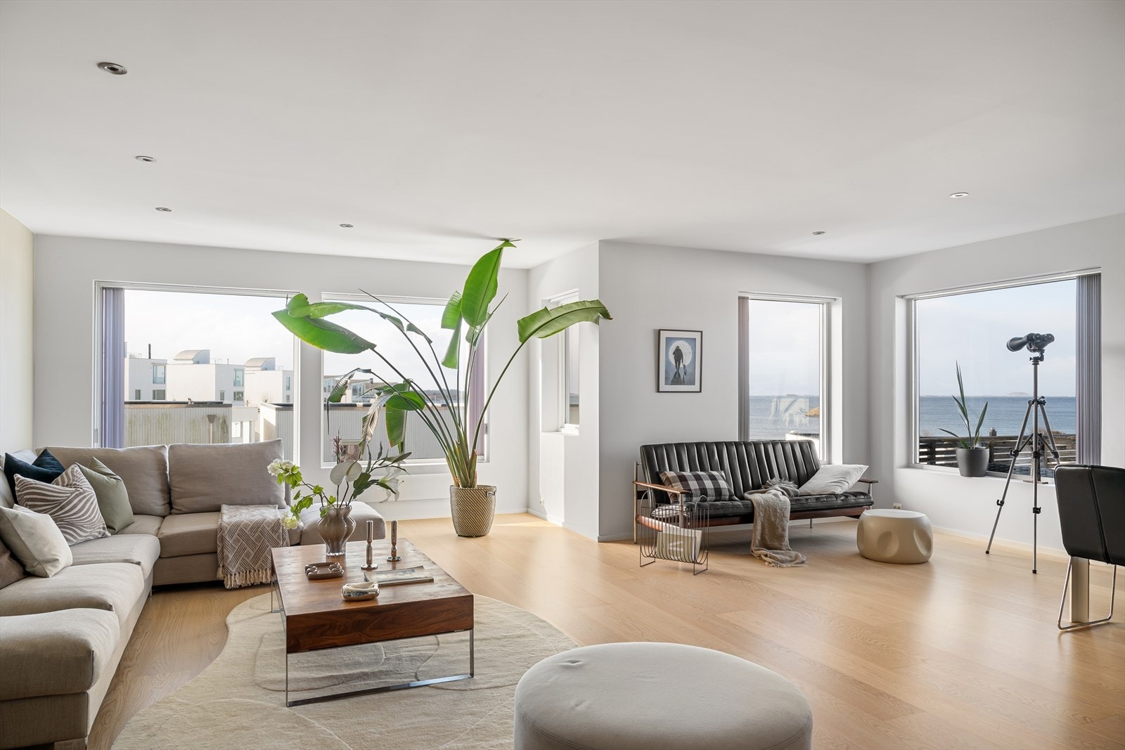 Det er spotter i himling, hvitmalte vegger og enstavs parkett på gulv. Galleribilde