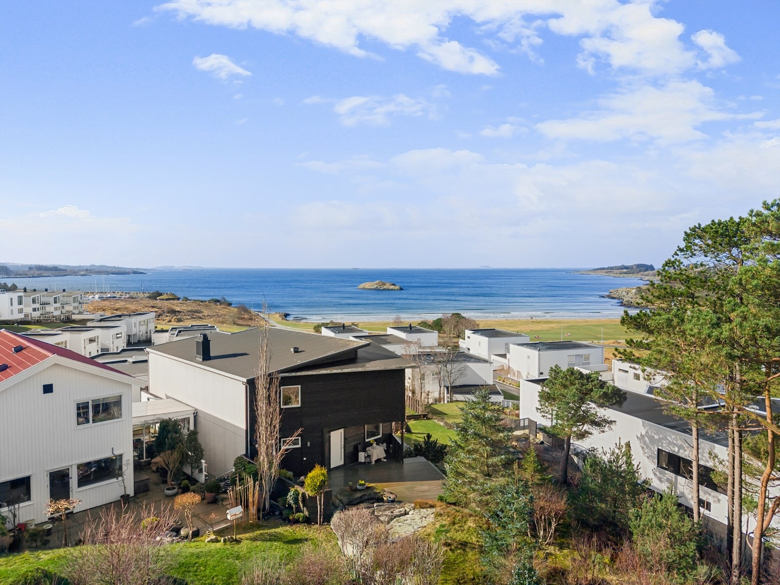 Det er gode fiskemuligheter både i sjøen og i Hålandsvannet, som er kjent for sin storvokste ørret. Det er også mulighet for båtplass i Goavika Båtforening. Galleribilde