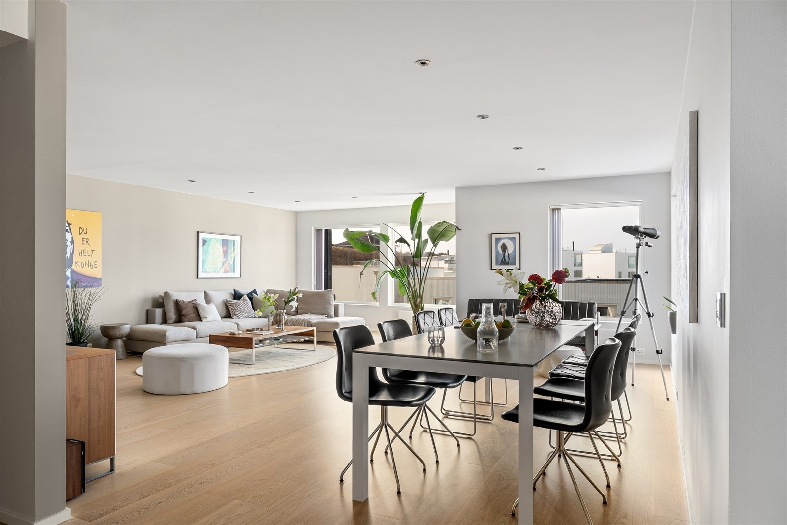 Stuen oppleves lys og romslig, med god plass til både sofagruppe og en stor spisegruppe. Galleribilde