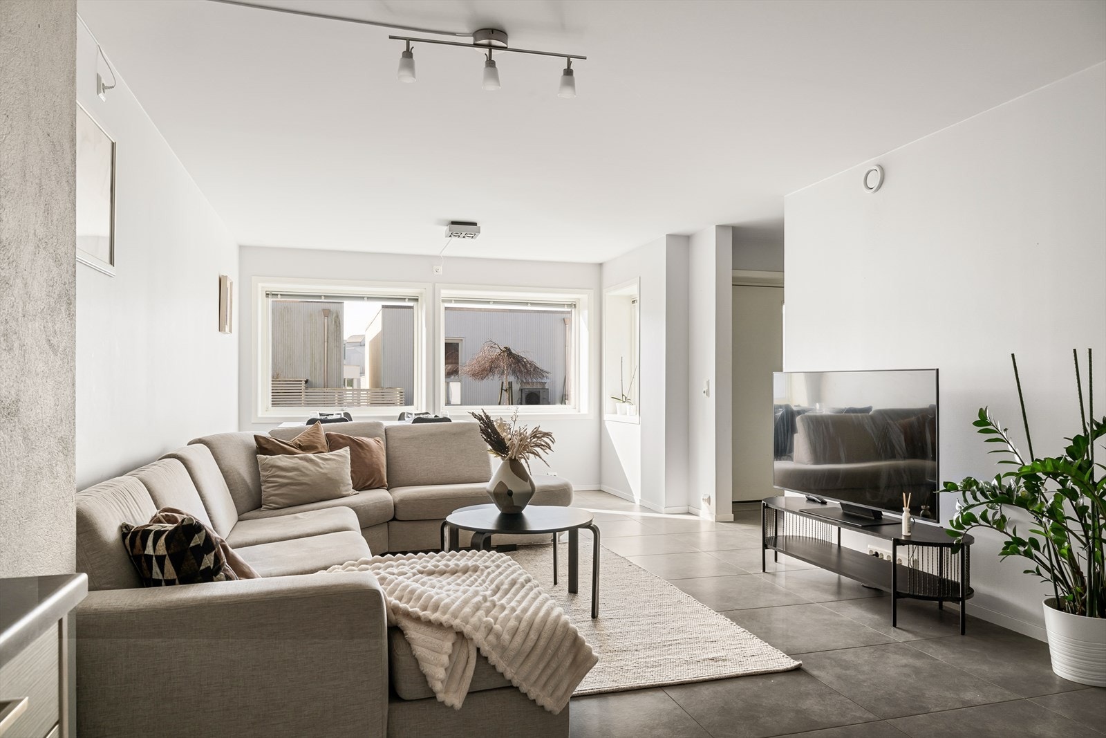 Leiligheten fremstår som en svært attraktiv utleiedel, med gode planløsninger og fine lysforhold. Galleribilde