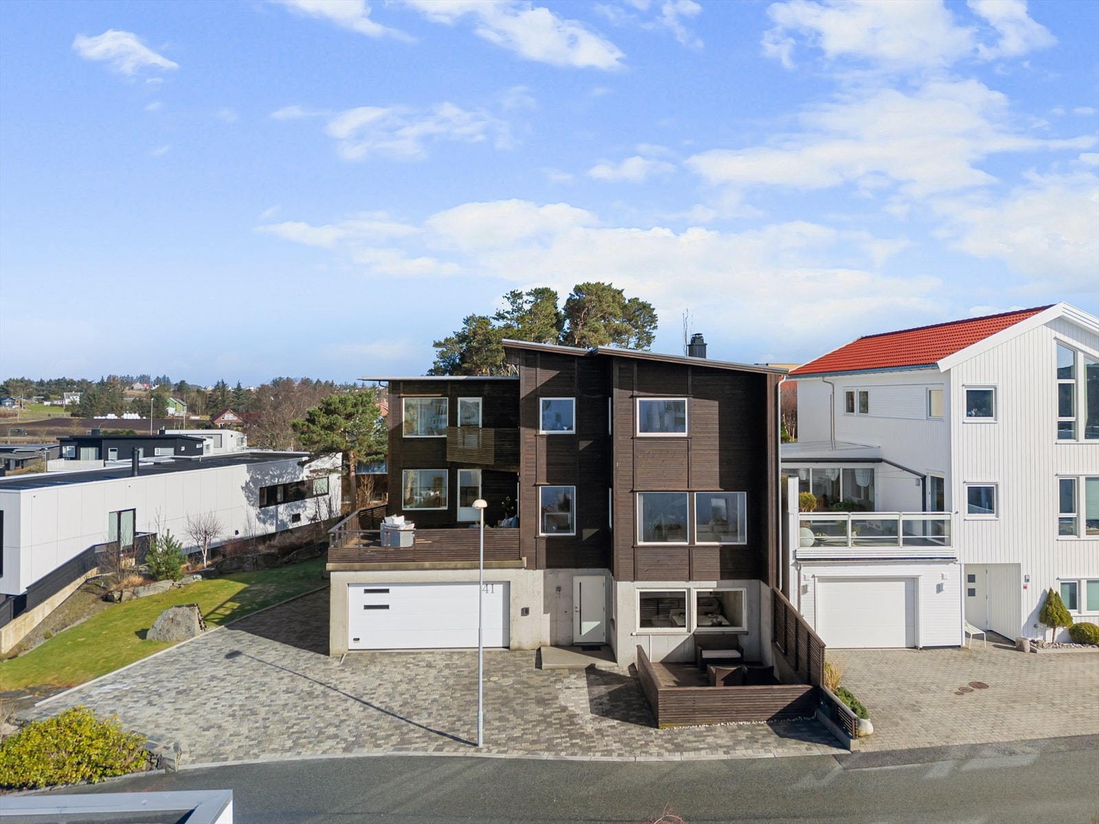 Det er dobbel garasje og i tillegg stort gårdsrom med plass til flere biler. Galleribilde