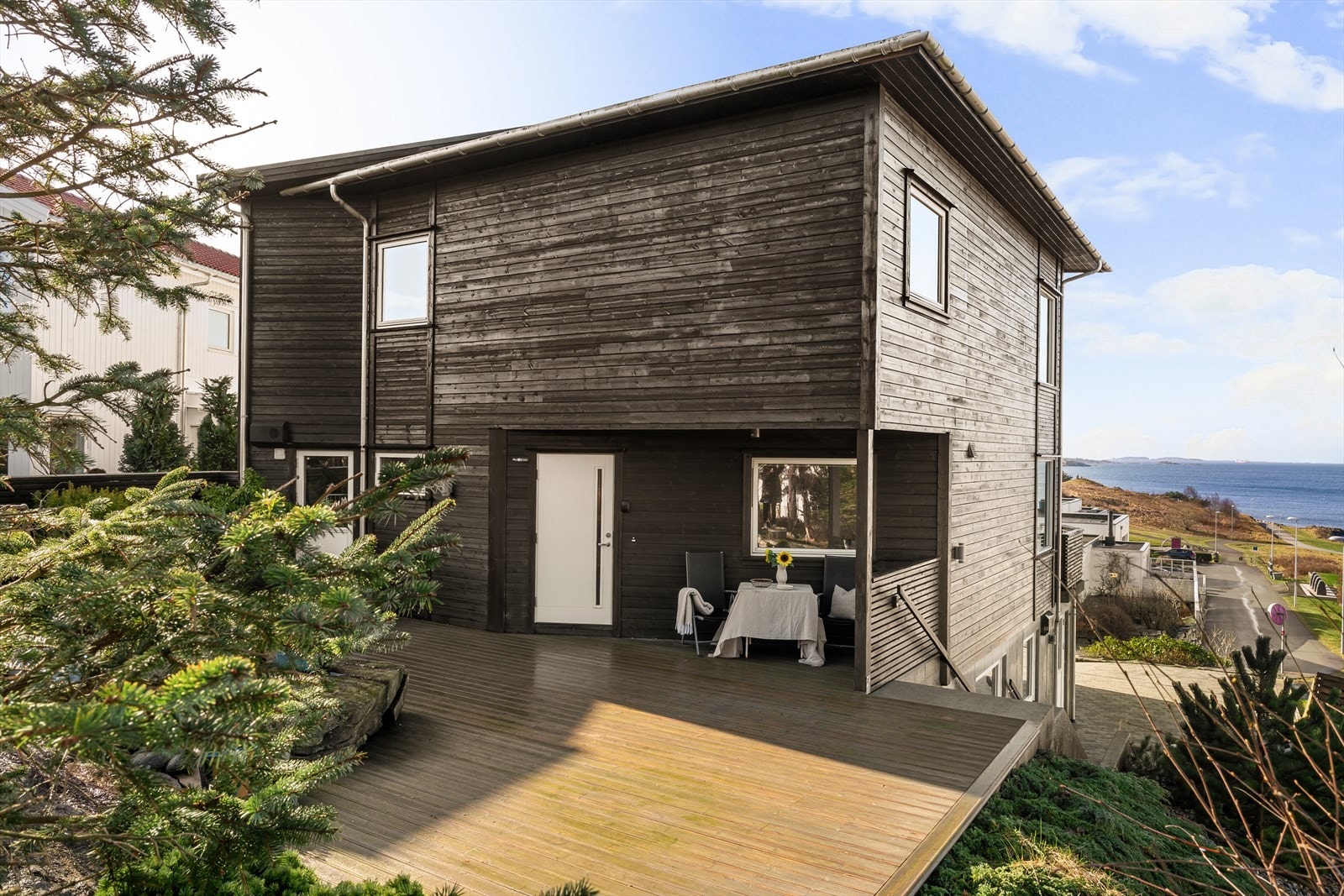 Romslig terrasseplatting ved inngangspartiet. Galleribilde