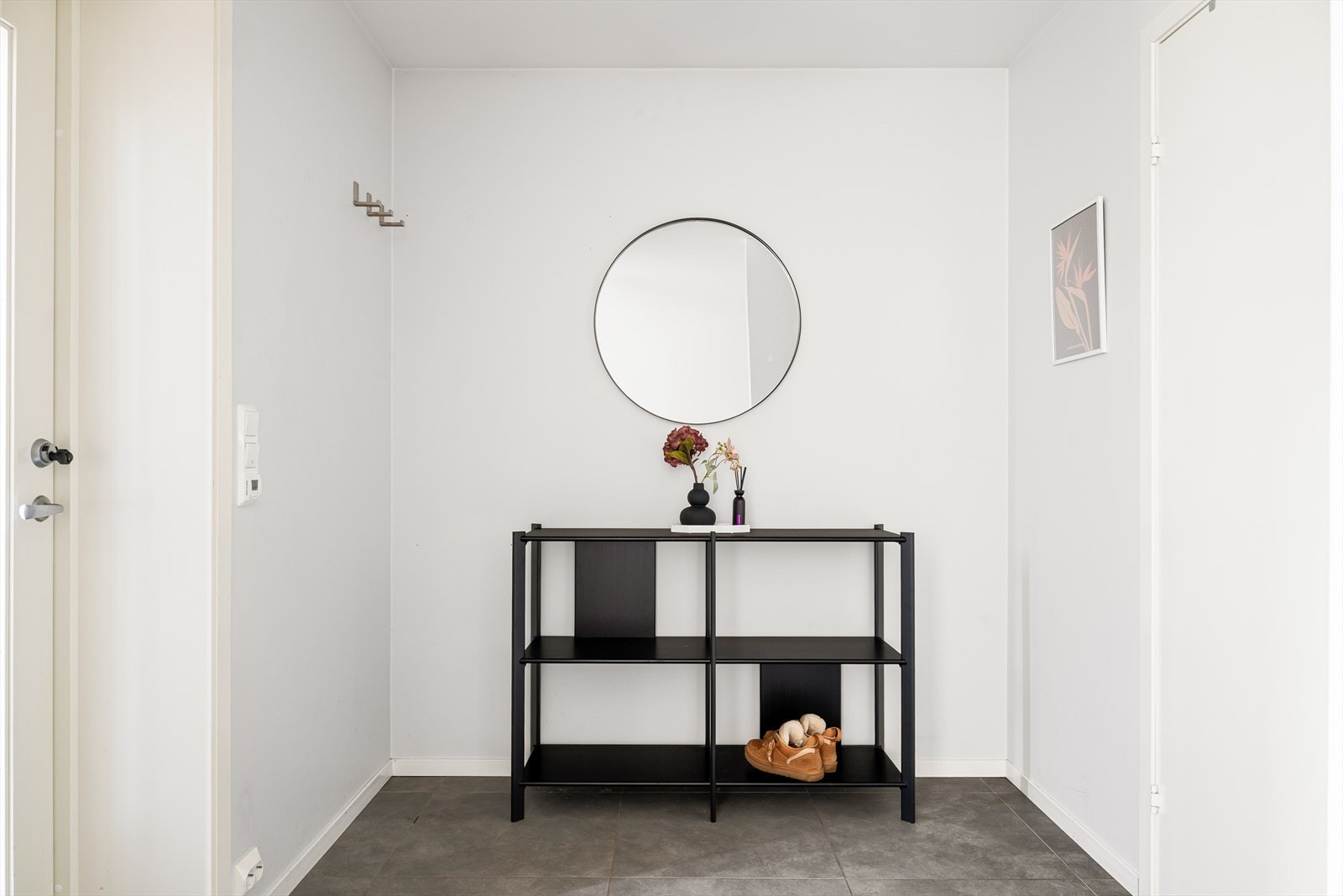 I sokkeletasjen finner du en separat og selvstendig leilighet bestående av entré/gang, stue med åpen kjøkkenløsning, to soverom, bad og to boder. Galleribilde