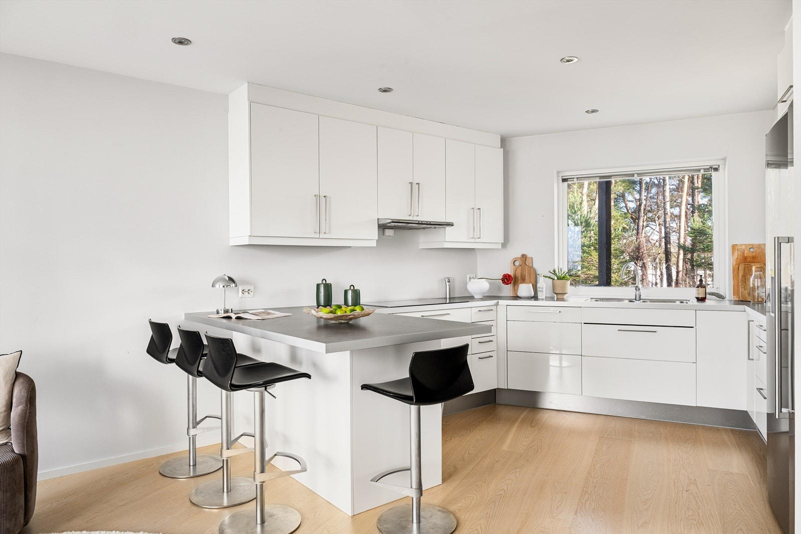 Rikelig med skap- og benkeplass, samt en praktisk kjøkkenøy med sitteplasser, gjør kjøkkenet både funksjonelt og sosialt. Galleribilde