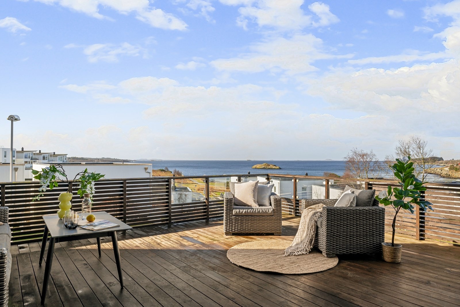 Her er det god plass til det man måtte trenge av utemøbler, grill, putekasse ol. Galleribilde