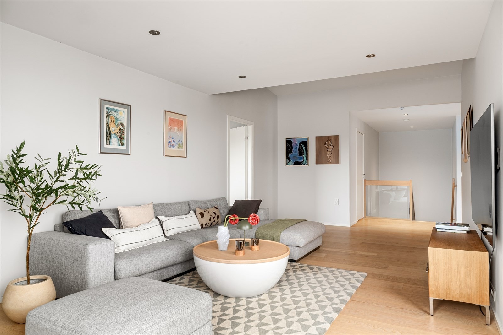 Loftstuen er romslig og egner seg perfekt som TV-stue eller lekerom, med enstavsparkett også her. Galleribilde