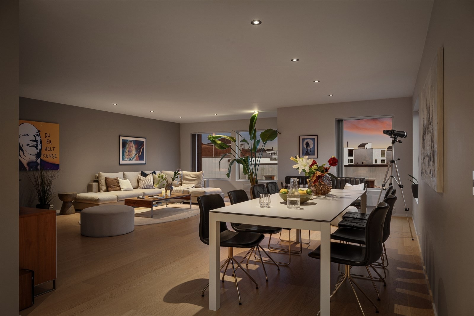 Romslig stue med peis og store vindusflater som sikrer godt lysinnslipp samtidig som man får maksimal utnyttelse av sjøutsikten Galleribilde