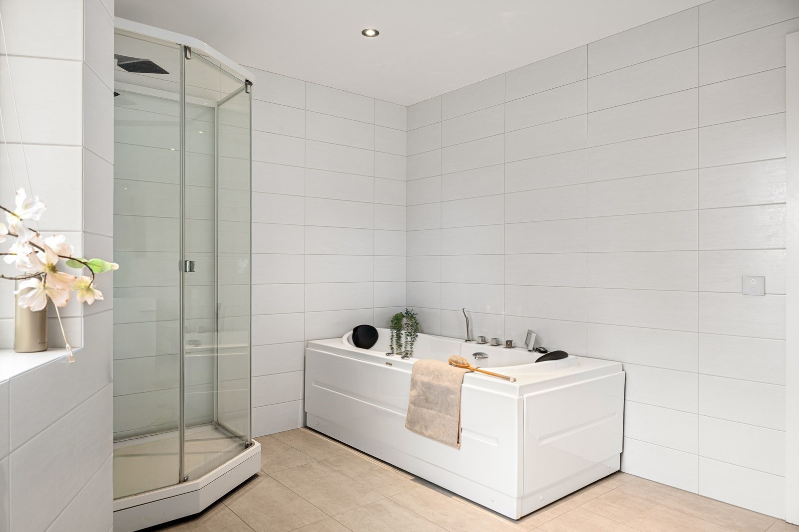 Det er varmekabler i gulv og spotter i himlingen. Galleribilde