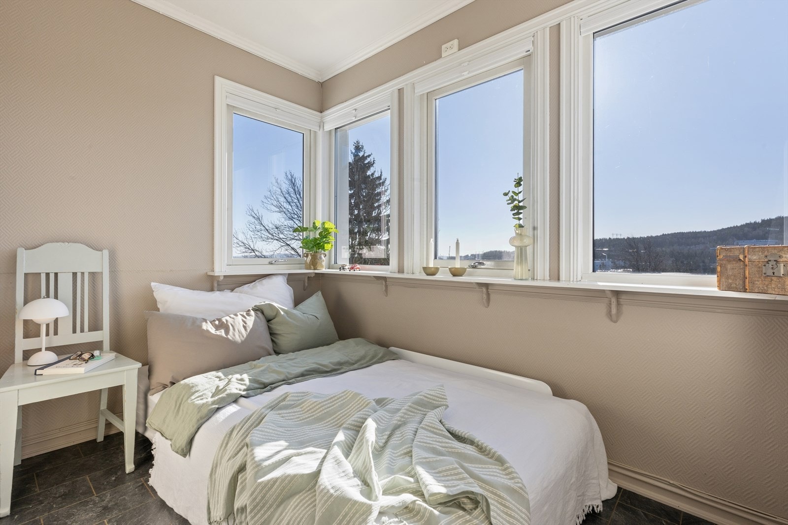 Soverommene har plass til seng, nattbord og annet ønskelig møblement. Galleribilde