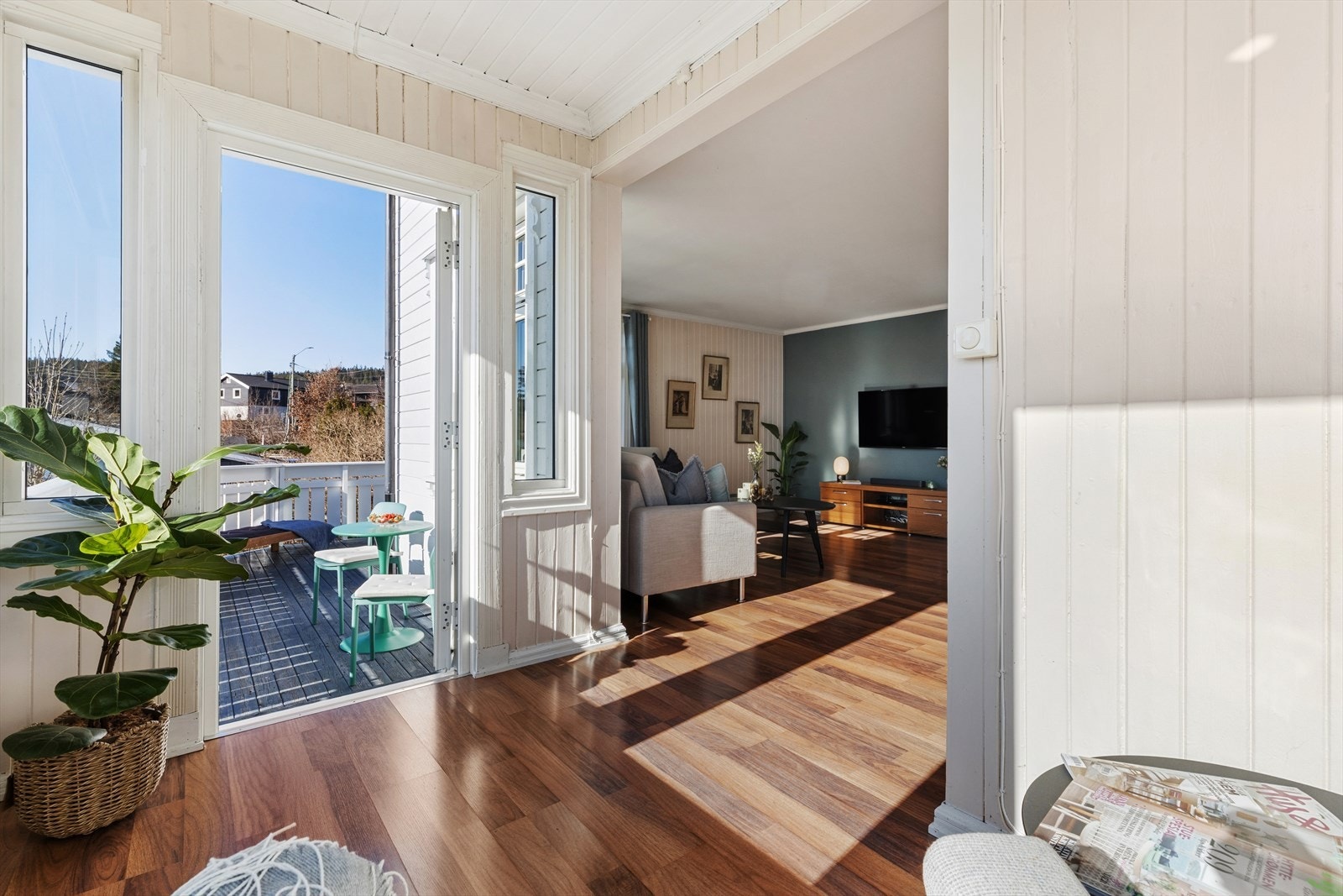 Fra stuen/spisestuen er det utgang til en solrik terrasse på 20 kvm, med fint utsyn. Det gjøres oppmerksom på at det ikke foreligger dokumentasjon på terrassen. Galleribilde