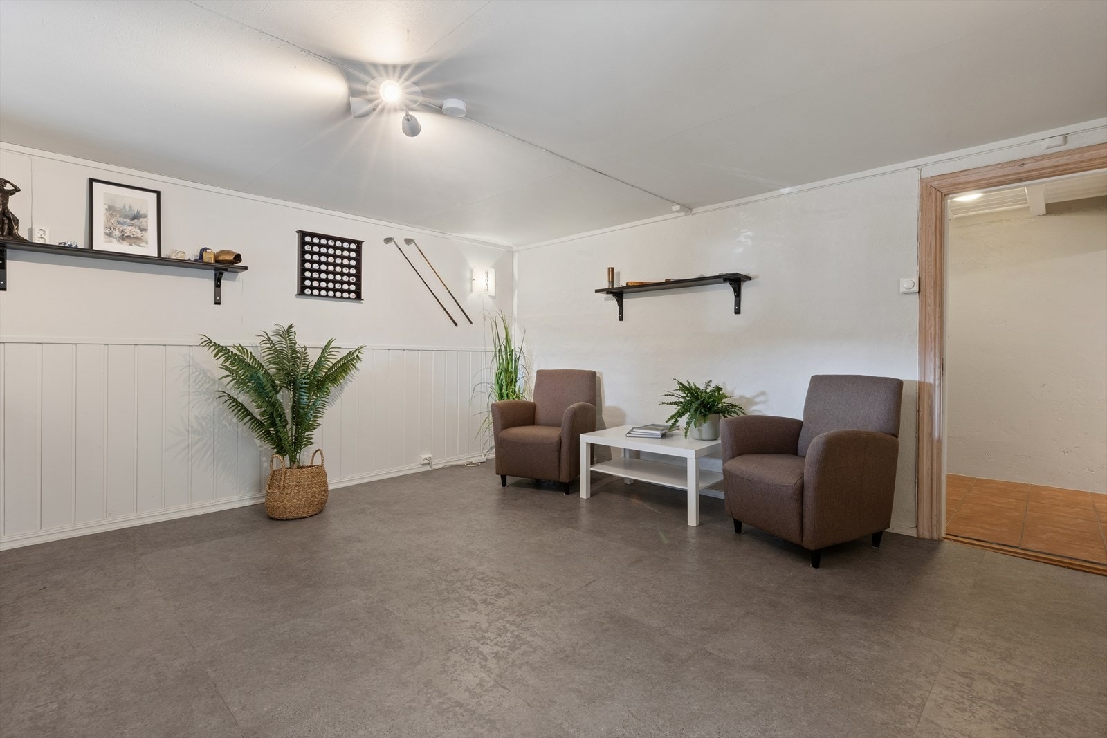 Praktisk kjellerstue som er velegnet som ungdomsavdeling eller ekstra oppholdsrom. Galleribilde