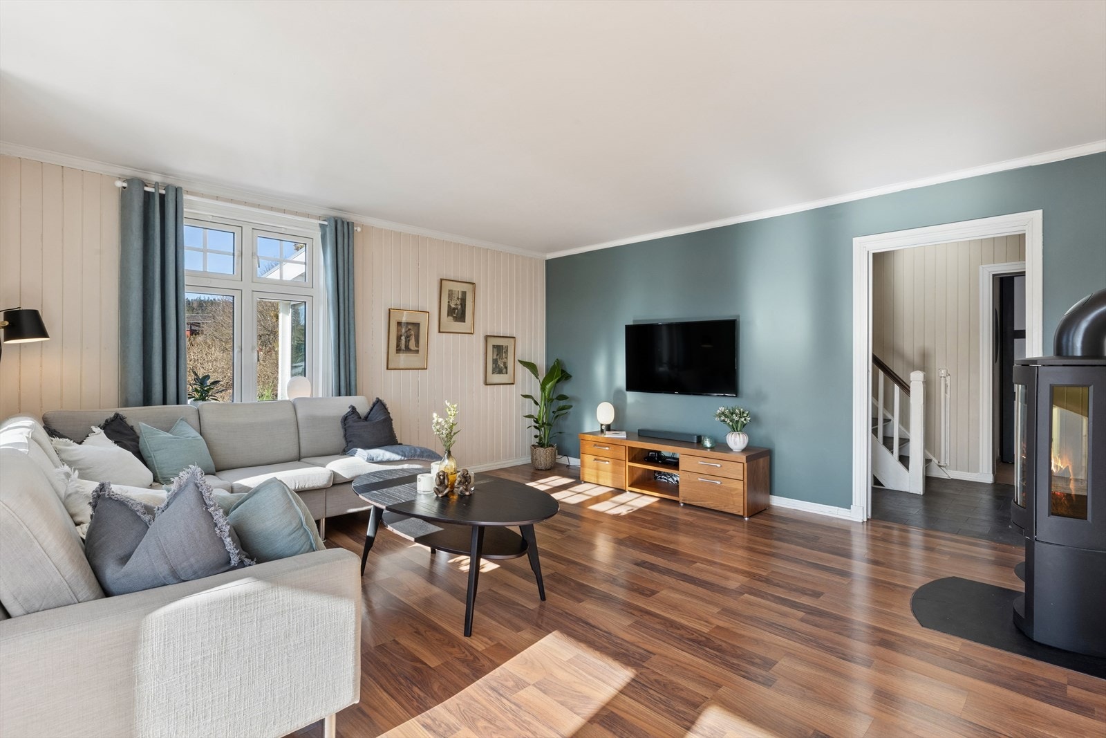 Stuen har plass til både sofagruppe og TV-løsning. Galleribilde