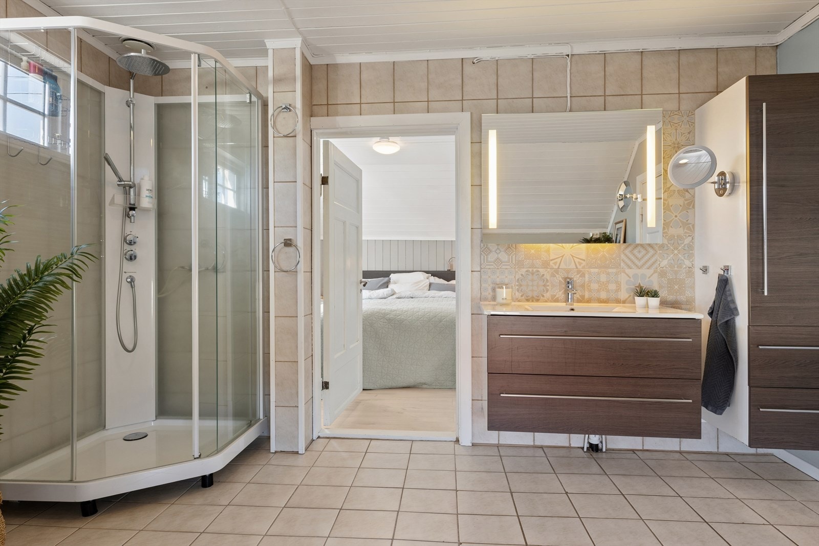 Badet i andre etasje, som hovedsakelig er fra 1987, har flislagt gulv med varmekabler og vegger med en kombinasjon av fliser og malte plater. Galleribilde