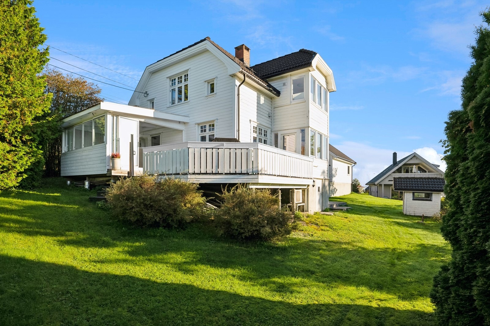 Skyttaveien 40 er en innholdsrik enebolig beliggende i et attraktivt og etablert boligområde med en rolig og barnevennlig beliggenhet. Galleribilde