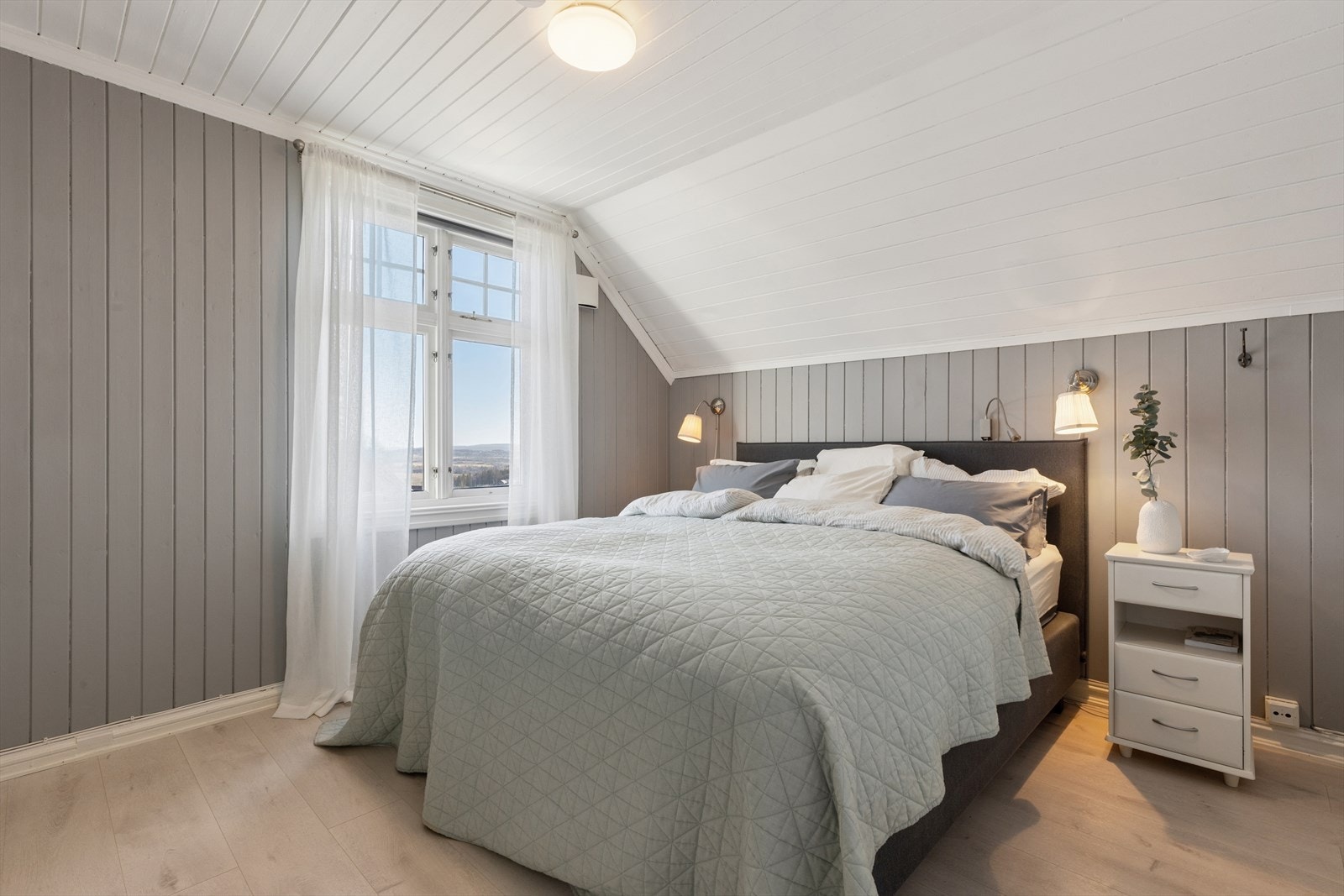 Boligen inneholder fire soverom, hvorav ett i kjelleretasjen og tre i andre etasje. Galleribilde