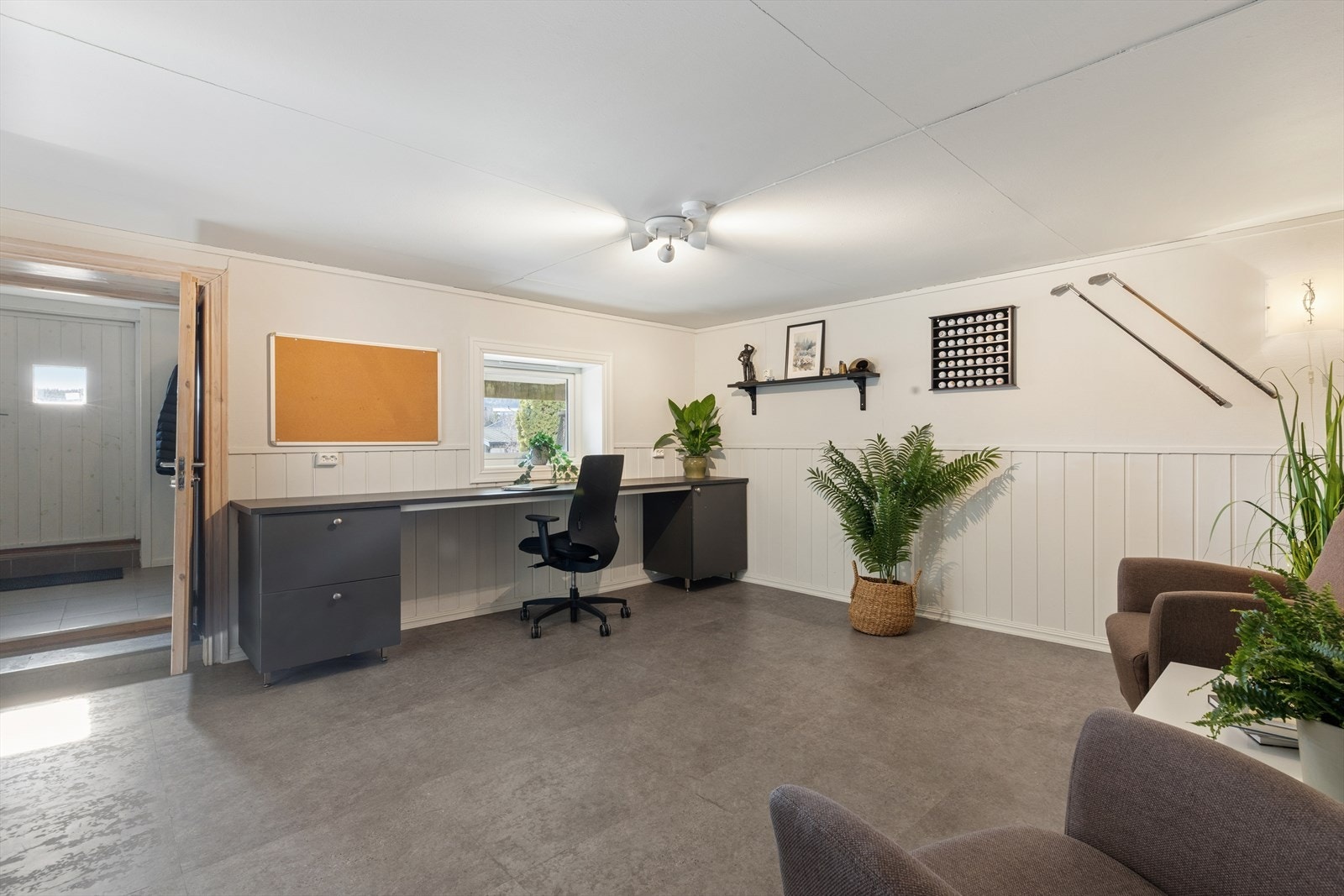 Lys og trivelig kjellerstue som også kan benyttes som kontor eller soverom. Galleribilde