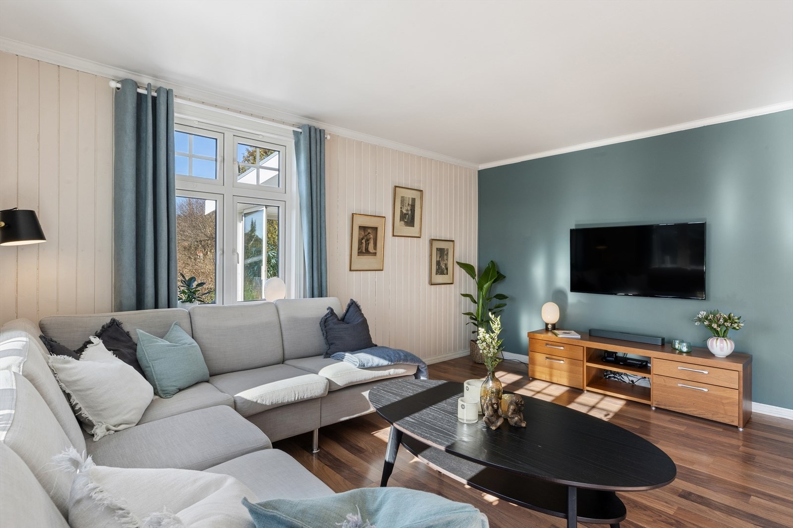 Den moderne fargepaletten og de gjennomgående overflatene gir et moderne og rolig uttrykk. Galleribilde