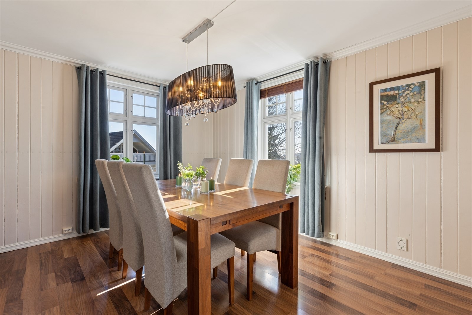 Spisestuen har god plass til et større spisebord og er et naturlig samlingspunkt for både hverdagsmåltider og større sammenkomster. Galleribilde