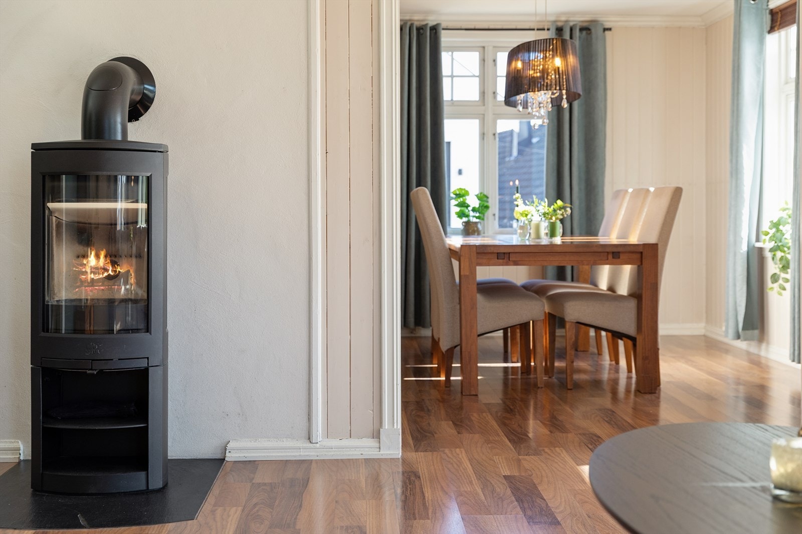 Hovedstuen har en stemningsfull og moderne peisovn som gir god varme på kjølige dager. Galleribilde