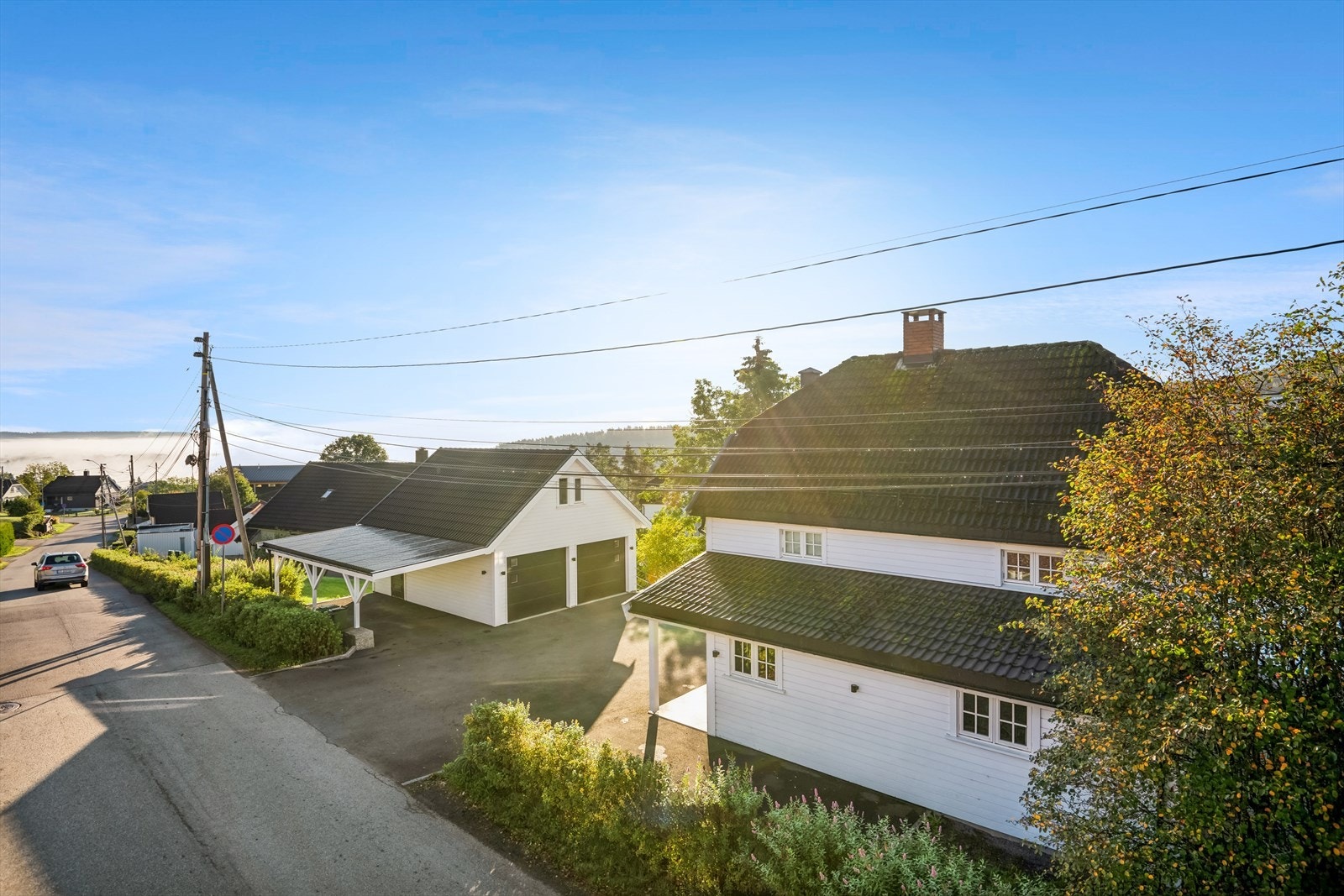Beliggenheten er usjenert og rolig med normalt gode solforhold og utsikt mot Hagan og Skytta i sør. Galleribilde