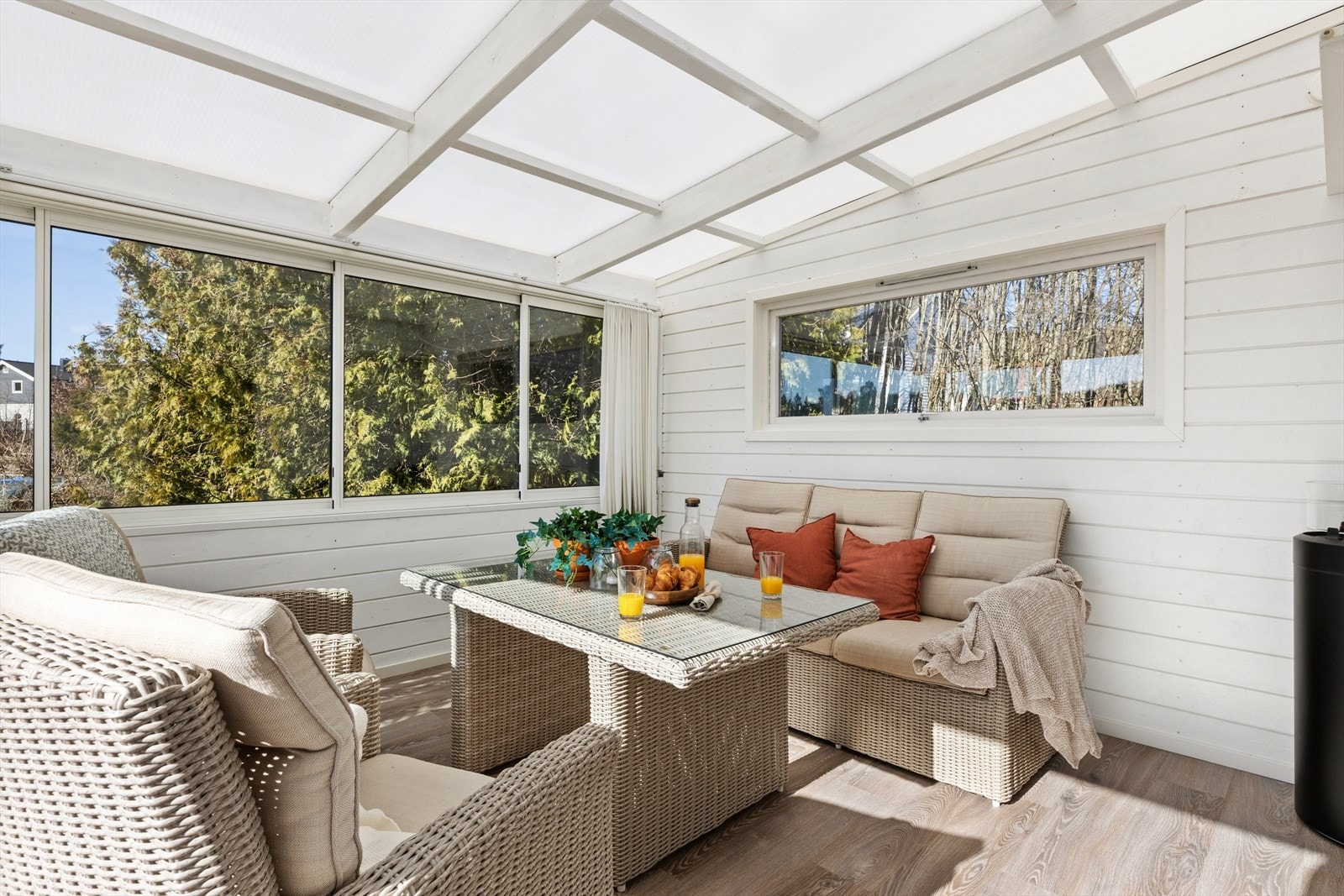 Fra gangen/entréen er det utgang til en hyggelig vinterhage med gode møbleringsmuligheter. Det gjøres oppmerksom på at det ikke foreligger dokumentasjon på vinterhagen. Galleribilde