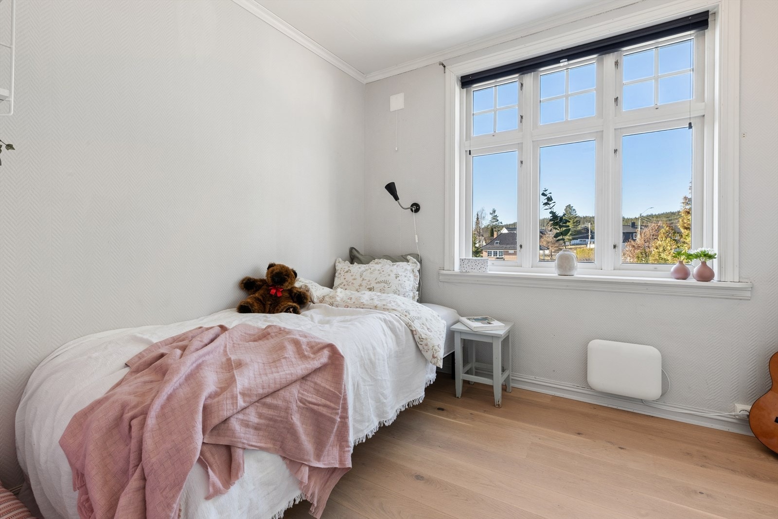 Lyst og romslig soverom i 2.etasje. Galleribilde