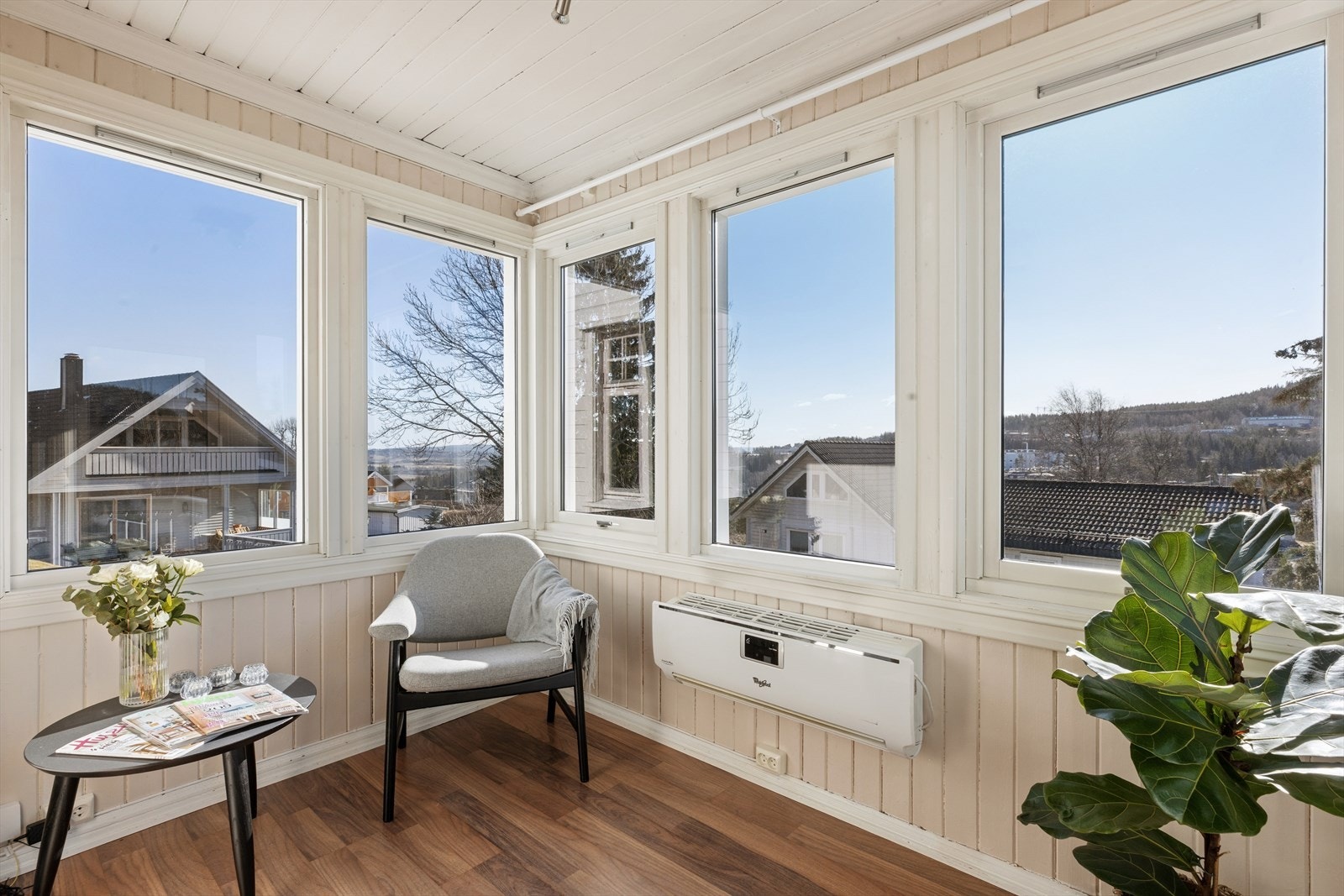 Fra gangen/entréen er det utgang til en hyggelig vinterhage med gode møbleringsmuligheter. Det gjøres oppmerksom på at det ikke foreligger dokumentasjon på vinterhagen. Galleribilde