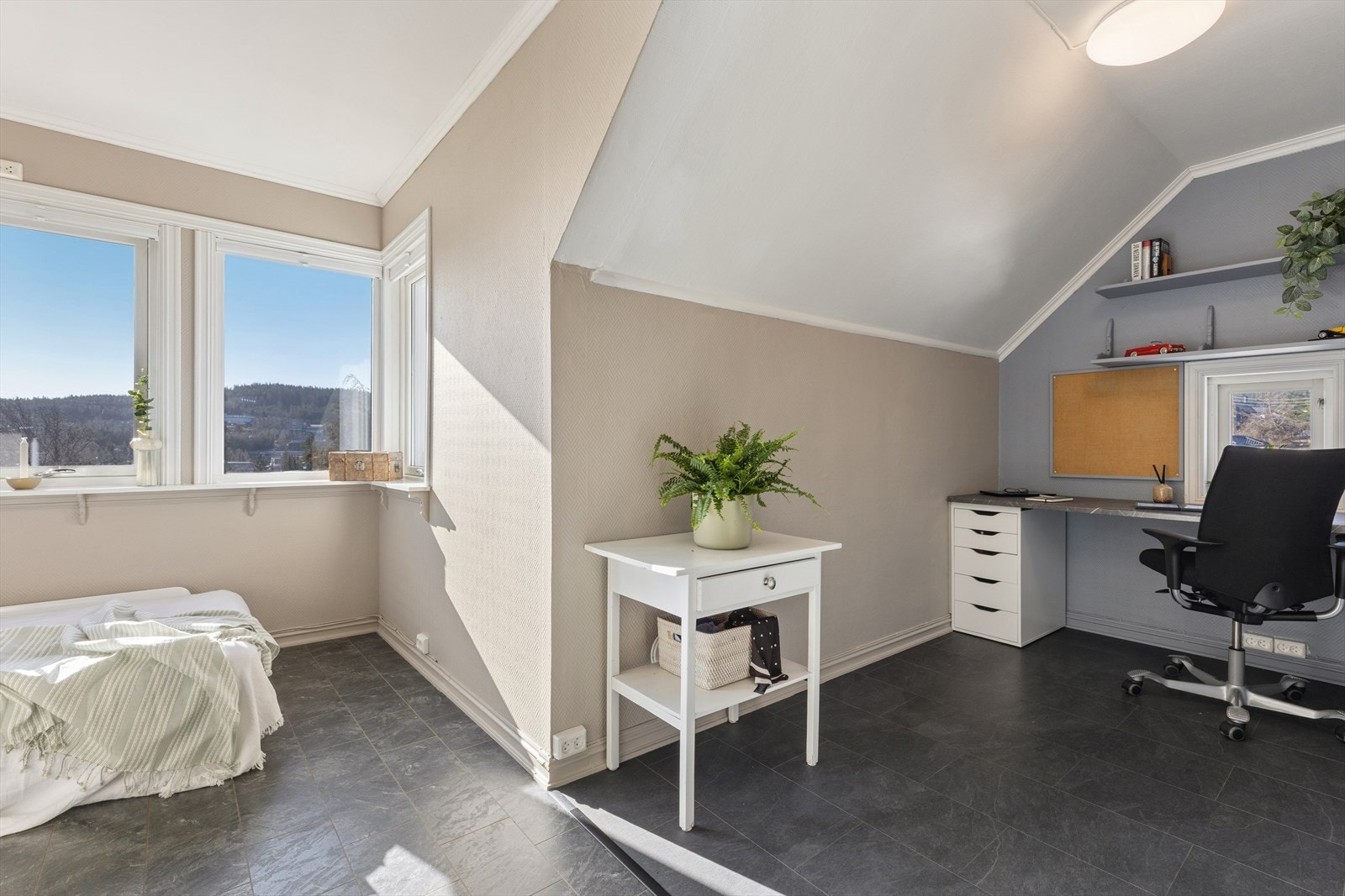 Soverommene kan enkelt tilpasses ulike behov, enten du ønsker kontor, gjesterom eller barnerom, gir planløsningen stor fleksibilitet. Galleribilde