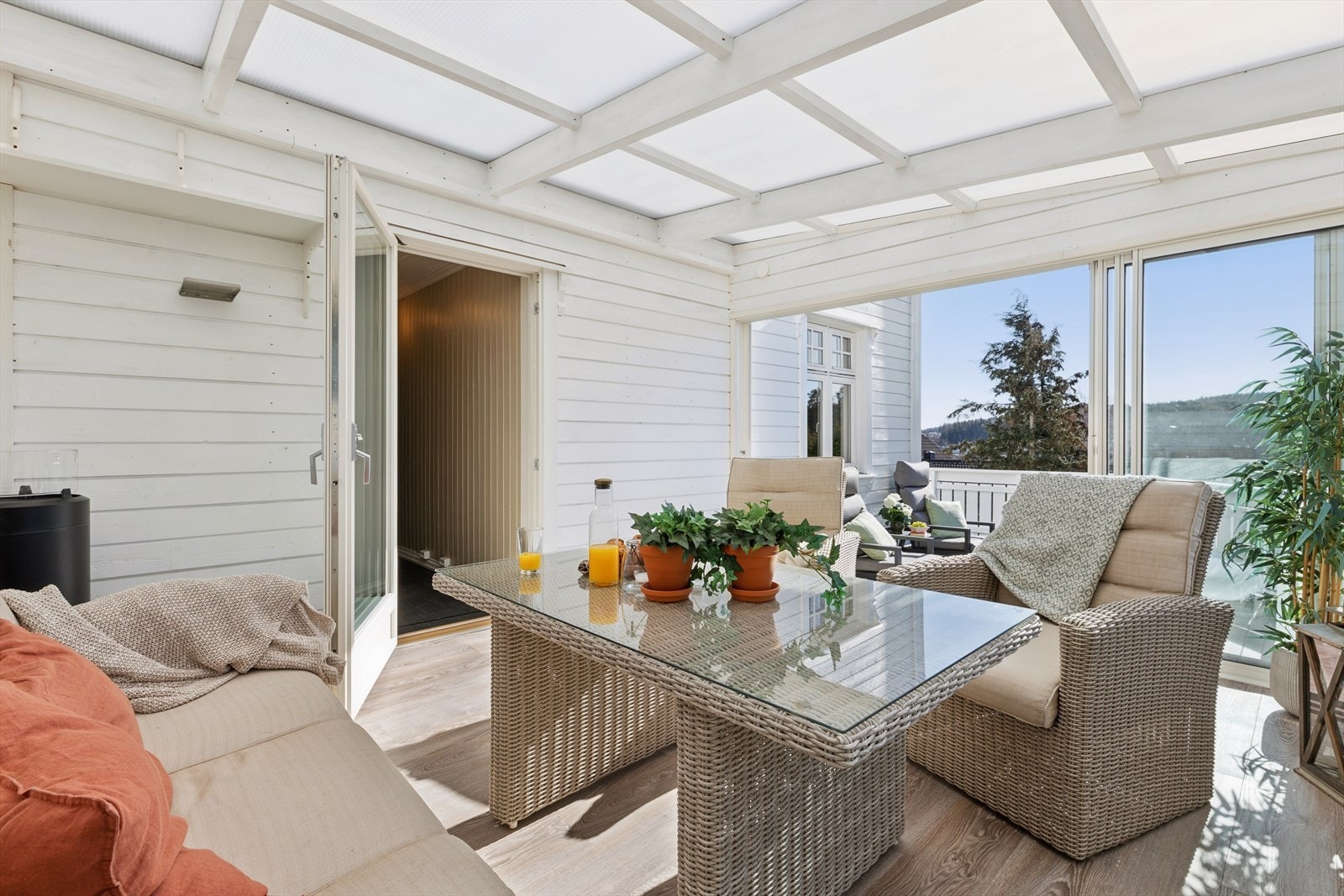 Lys og trivelig vinterhage med god plass til både sofagruppe og spisebord. Galleribilde