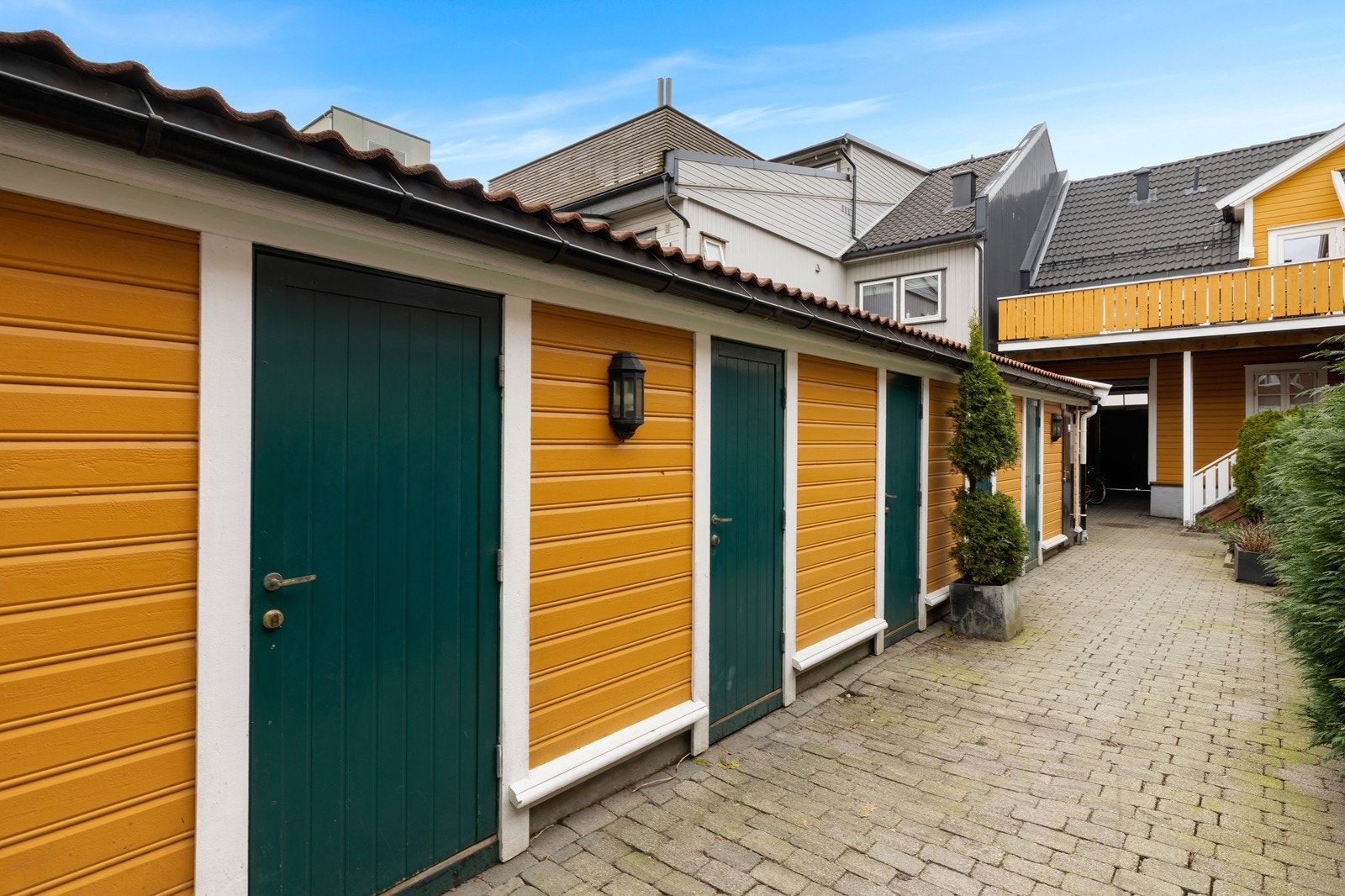 Tilhørende en utvendig bod Galleribilde