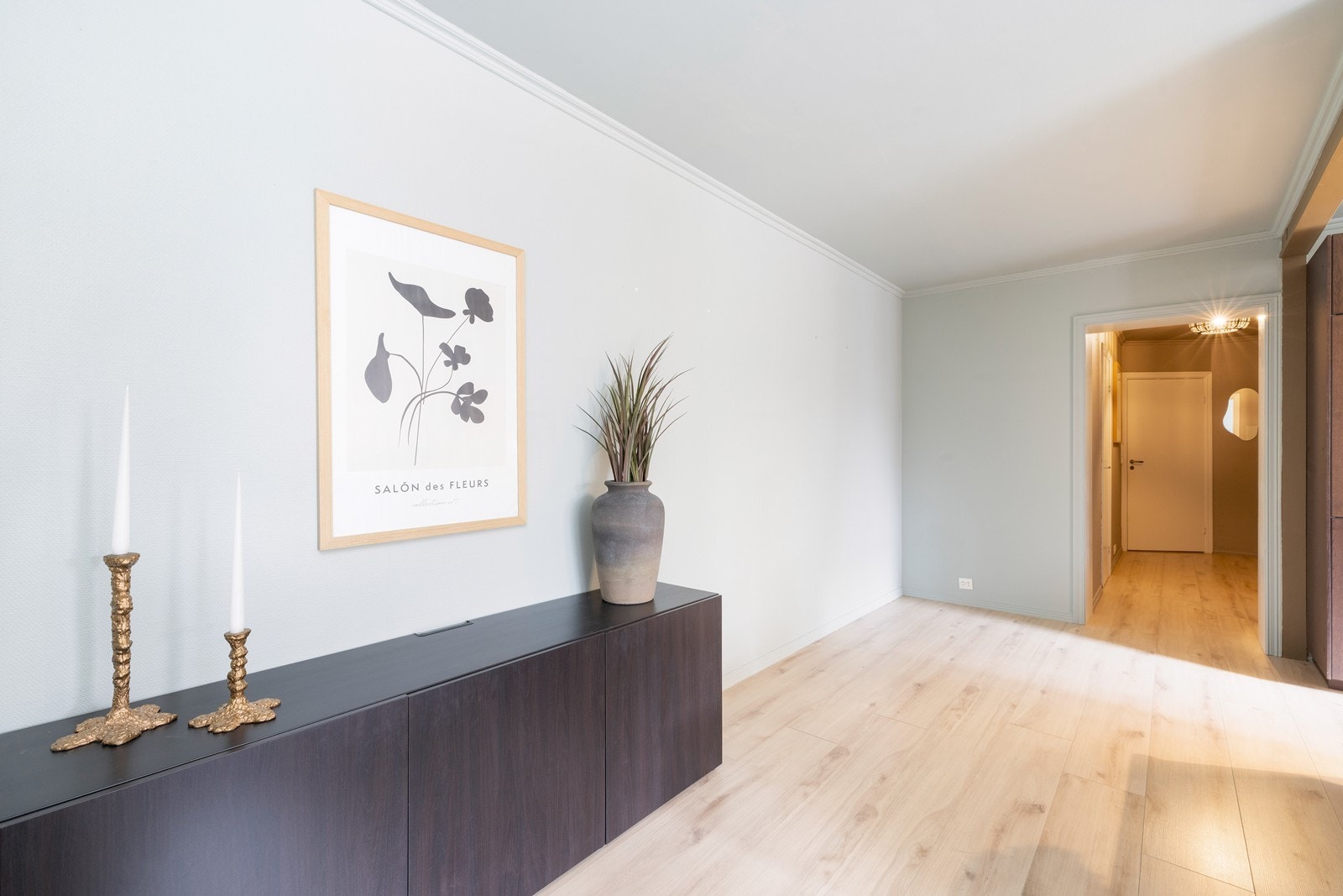 Stue sett mot gang Galleribilde