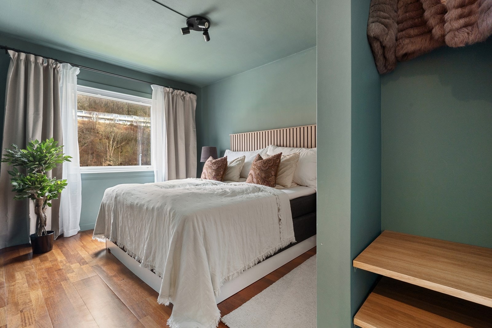 Soverommet er på 12,9 kvm og har en praktisk utforming som gir plass til dobbeltseng, nattbord og garderobeløsning. Galleribilde