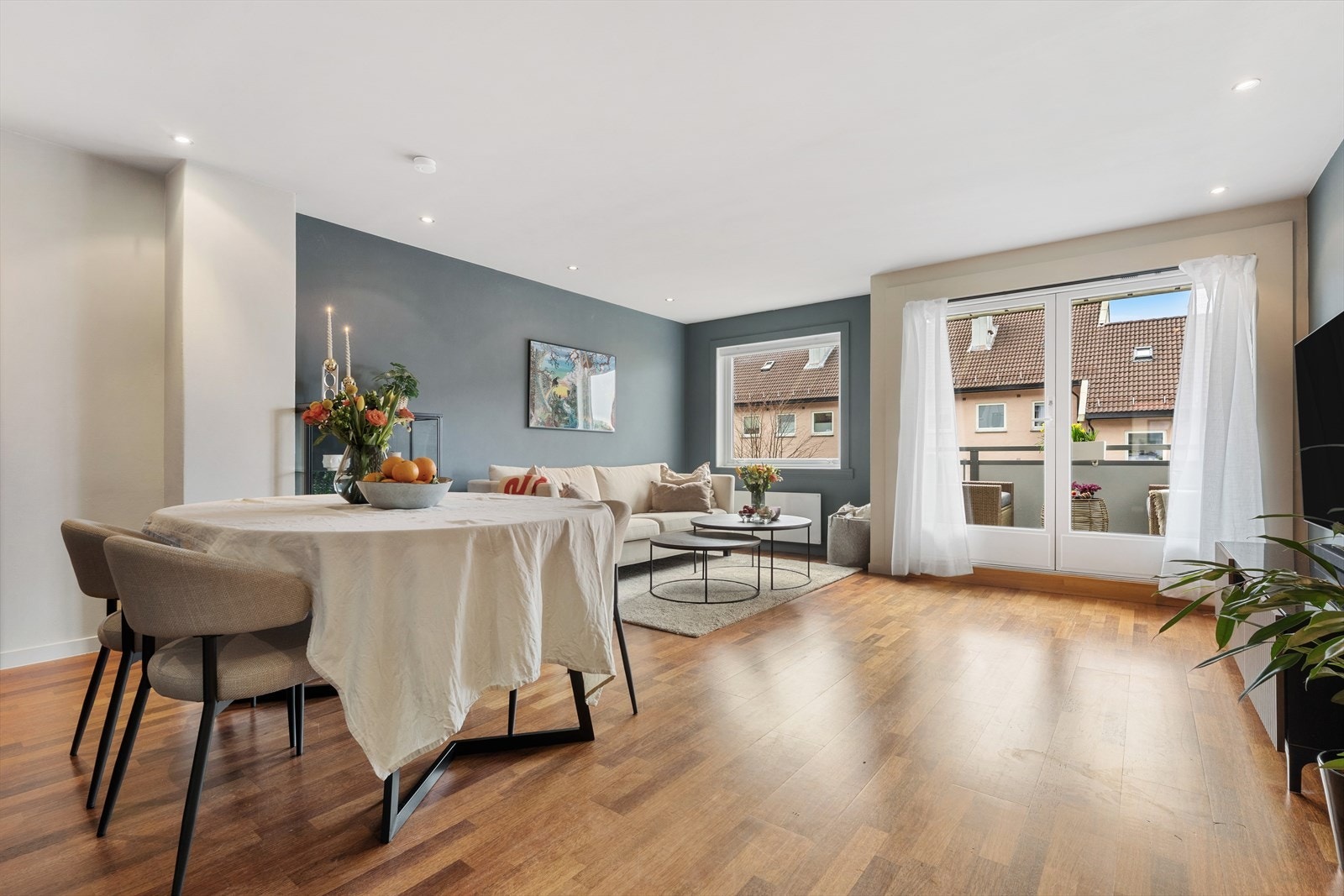 Her er det godt tilrettelagt for å innrede med både sofa- og spisegruppe. Galleribilde