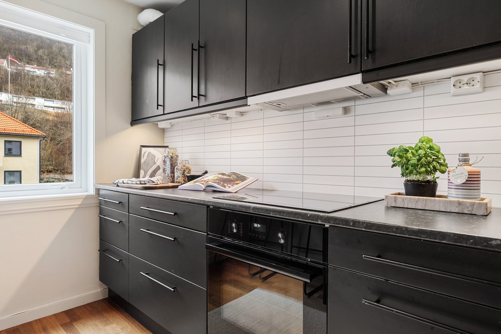 Kjøkkenet har glatte fronter, laminat benkeplate og en nedfelt stålvask. Galleribilde