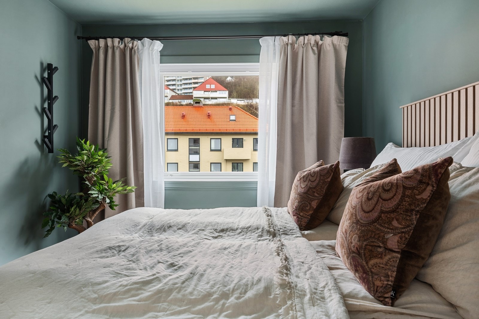 Store vindusflater slipper inn rikelig med naturlig lys. Galleribilde