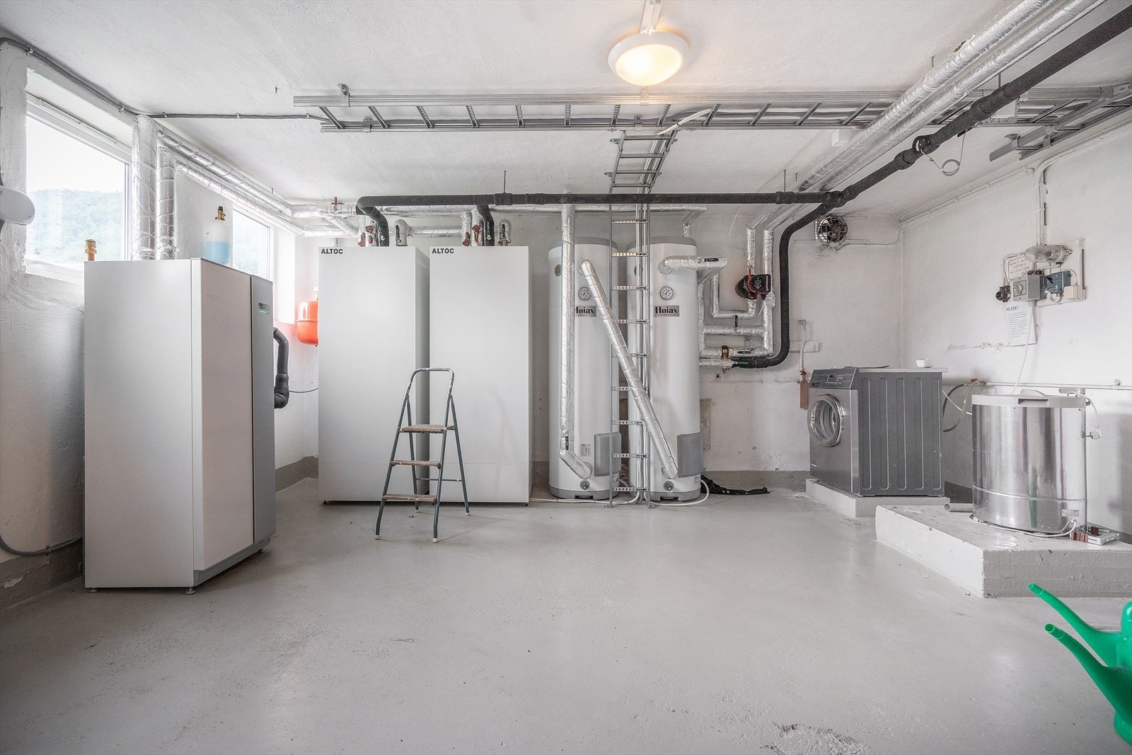 I kjelleren finnes et felles vaskerom som gir beboerne et praktisk sted for klesvask uten behov for å ha vaskemaskin i egen leilighet. Galleribilde