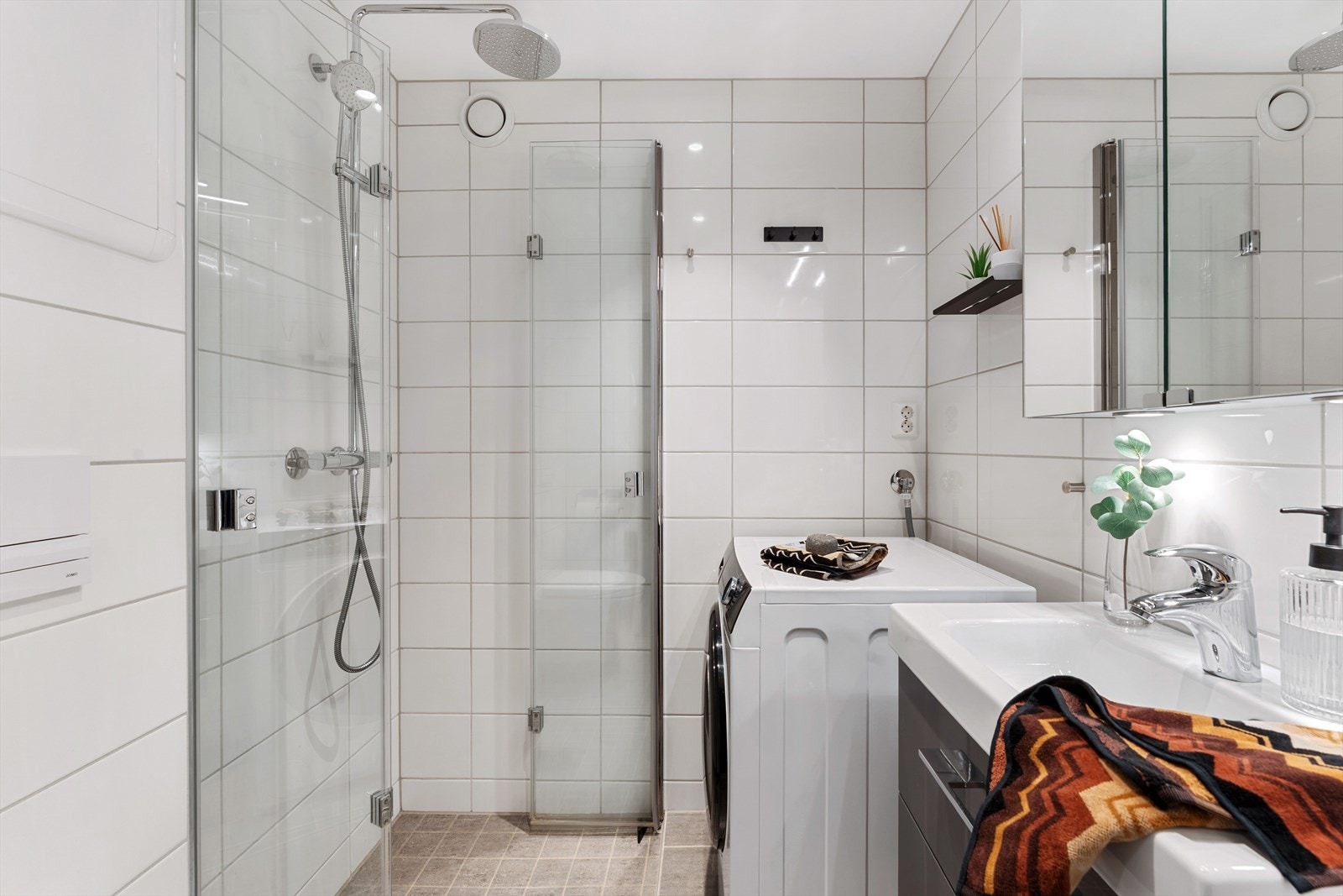 Badet er fra 2019 og har fliser på gulv og vegger. Galleribilde